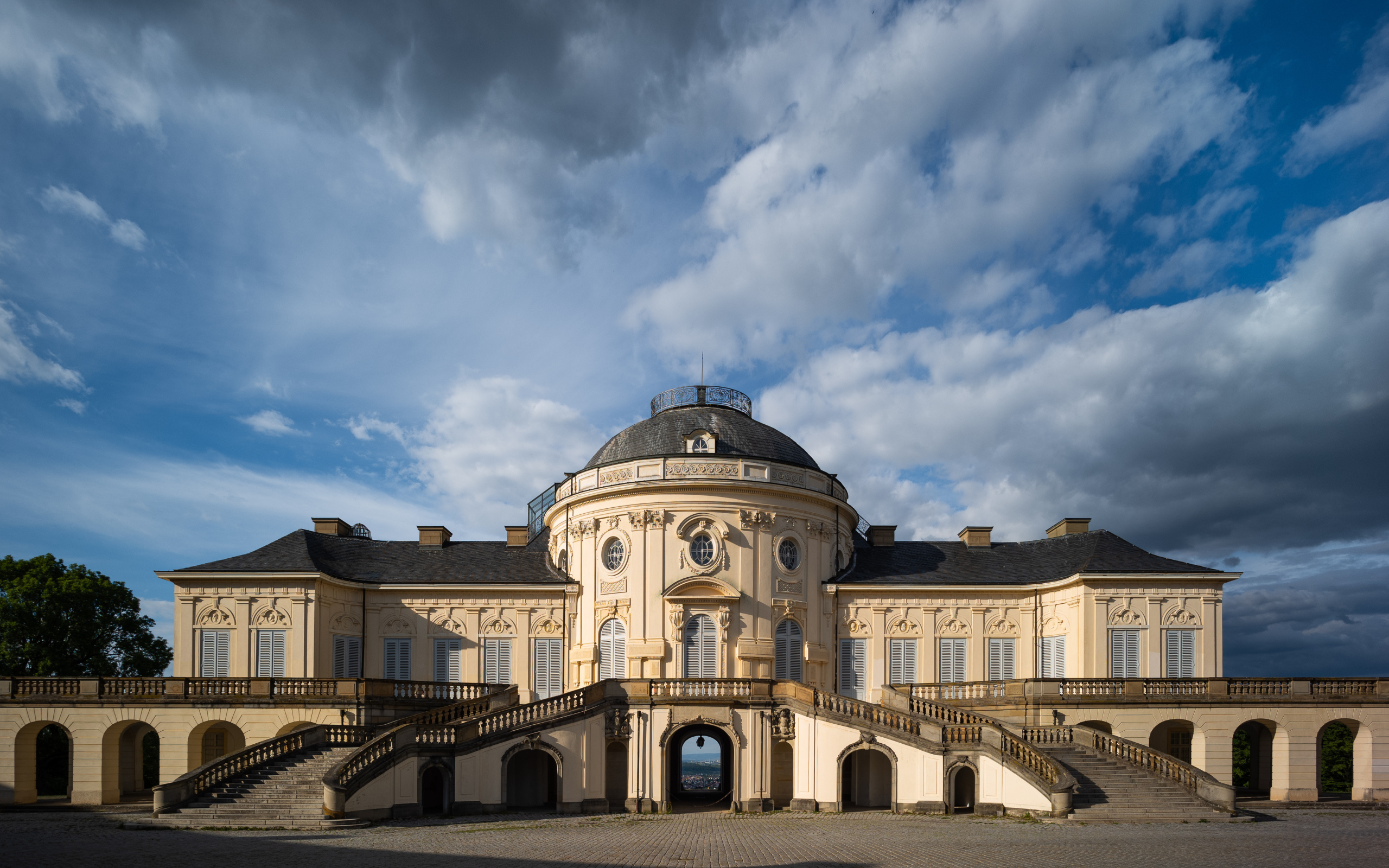 Красивый старый дом под небом с белыми облаками, Германия