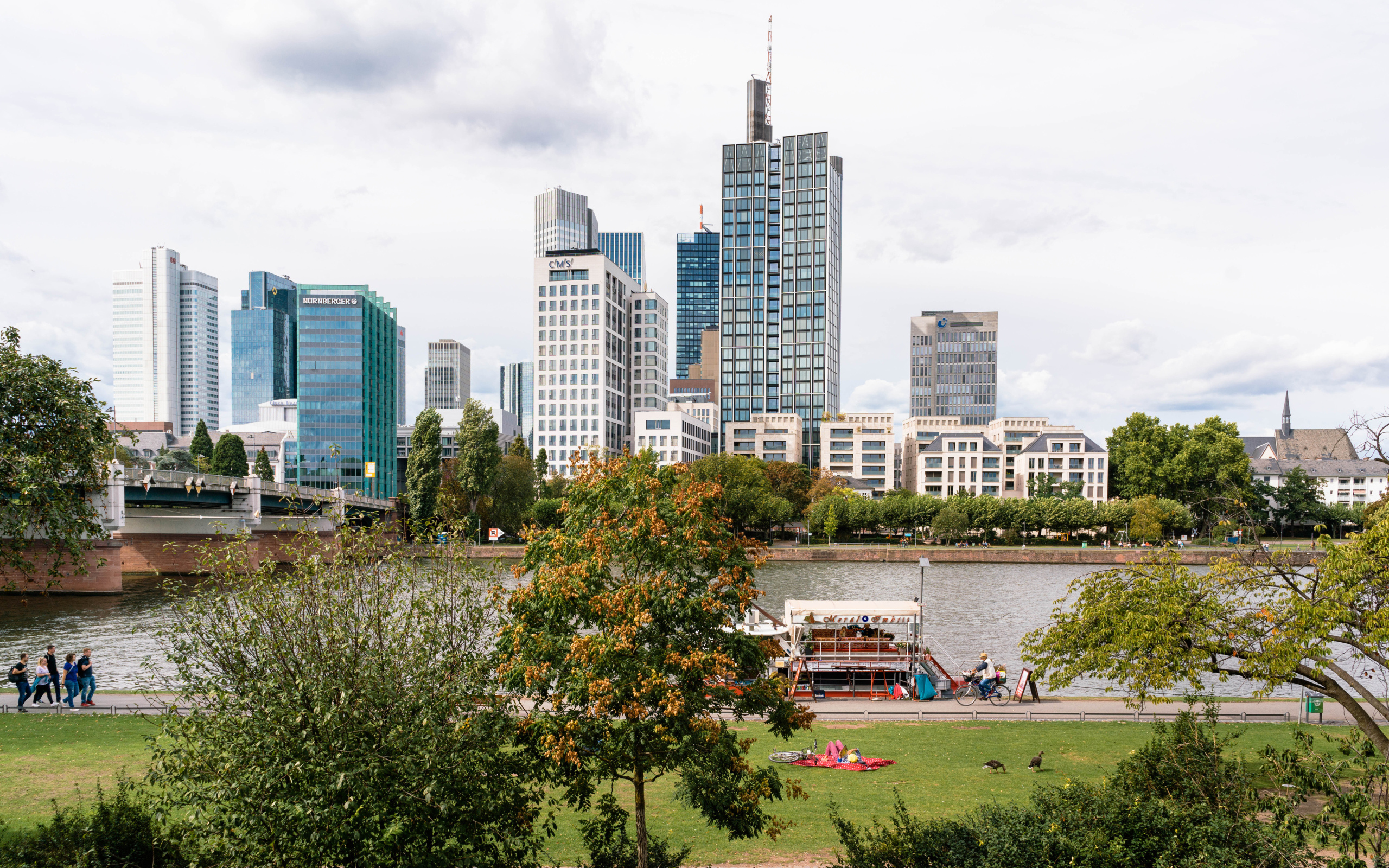 Красивый вид на небоскребы у реки, Германия 