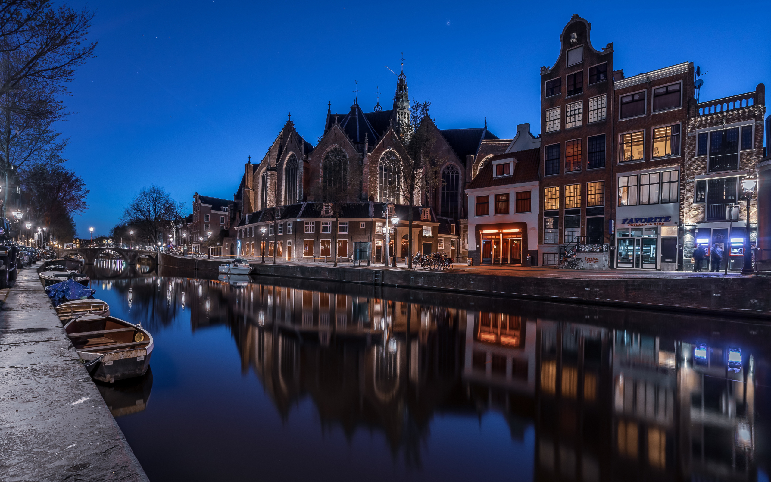 Дома отражаются в воде канала ночью, Нидерланды 