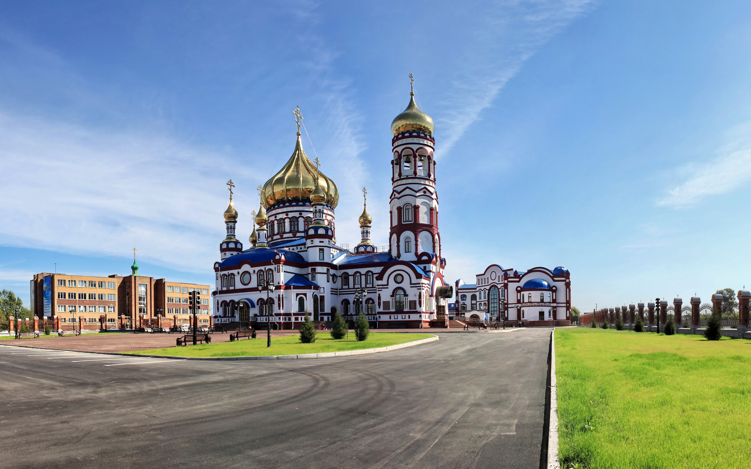 Красивый храм под голубым небом, Россия 