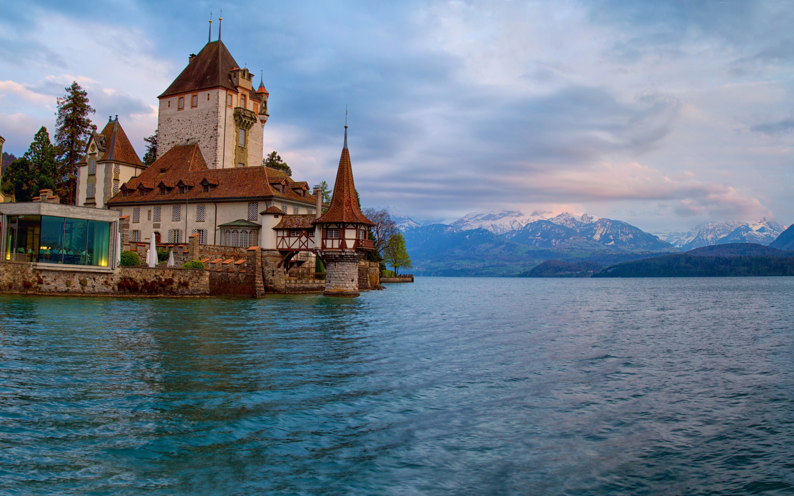 Дом на берегу залива в горах, Швейцария 