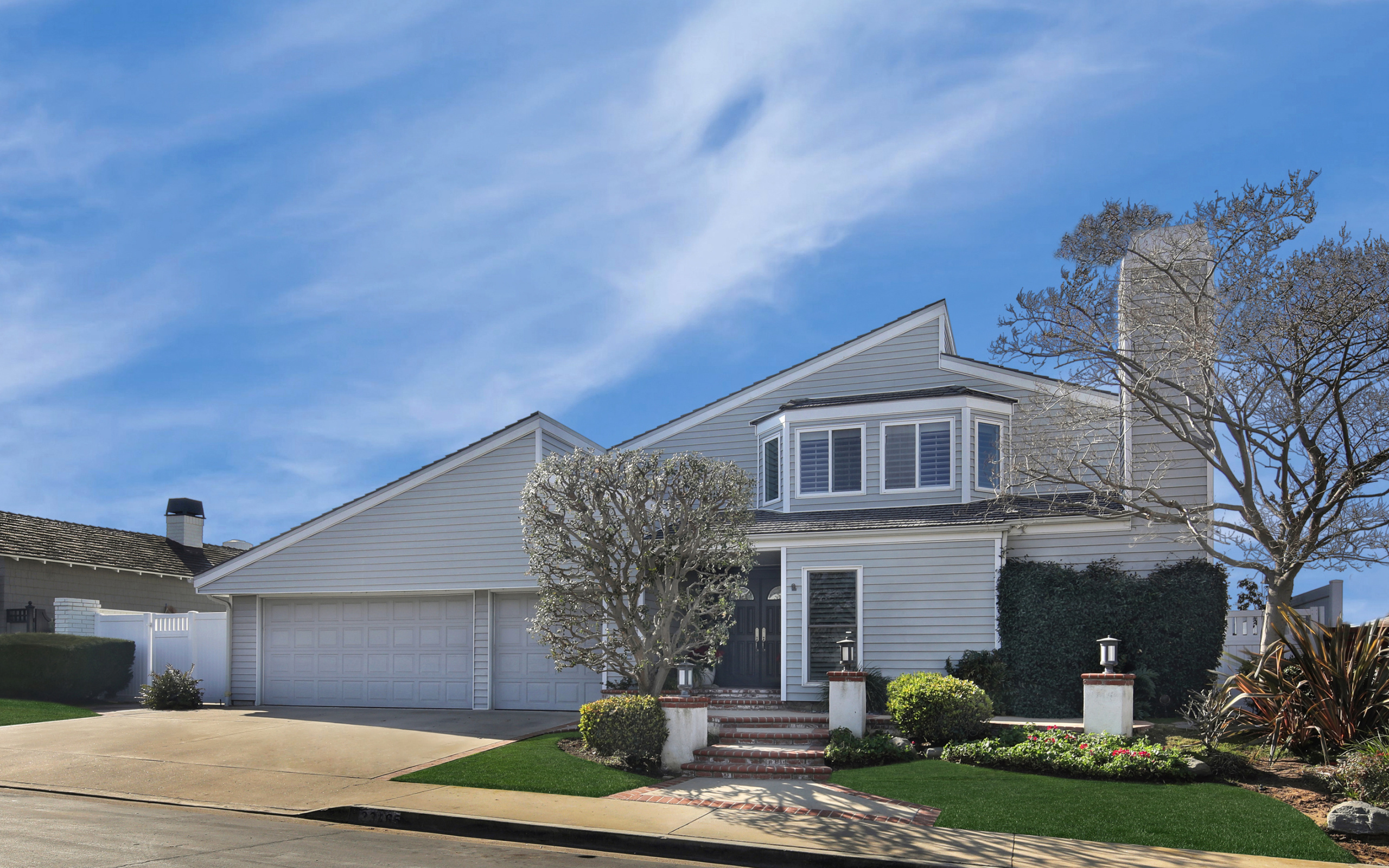 Красивый дом в Калифорнии под голубым небом, США