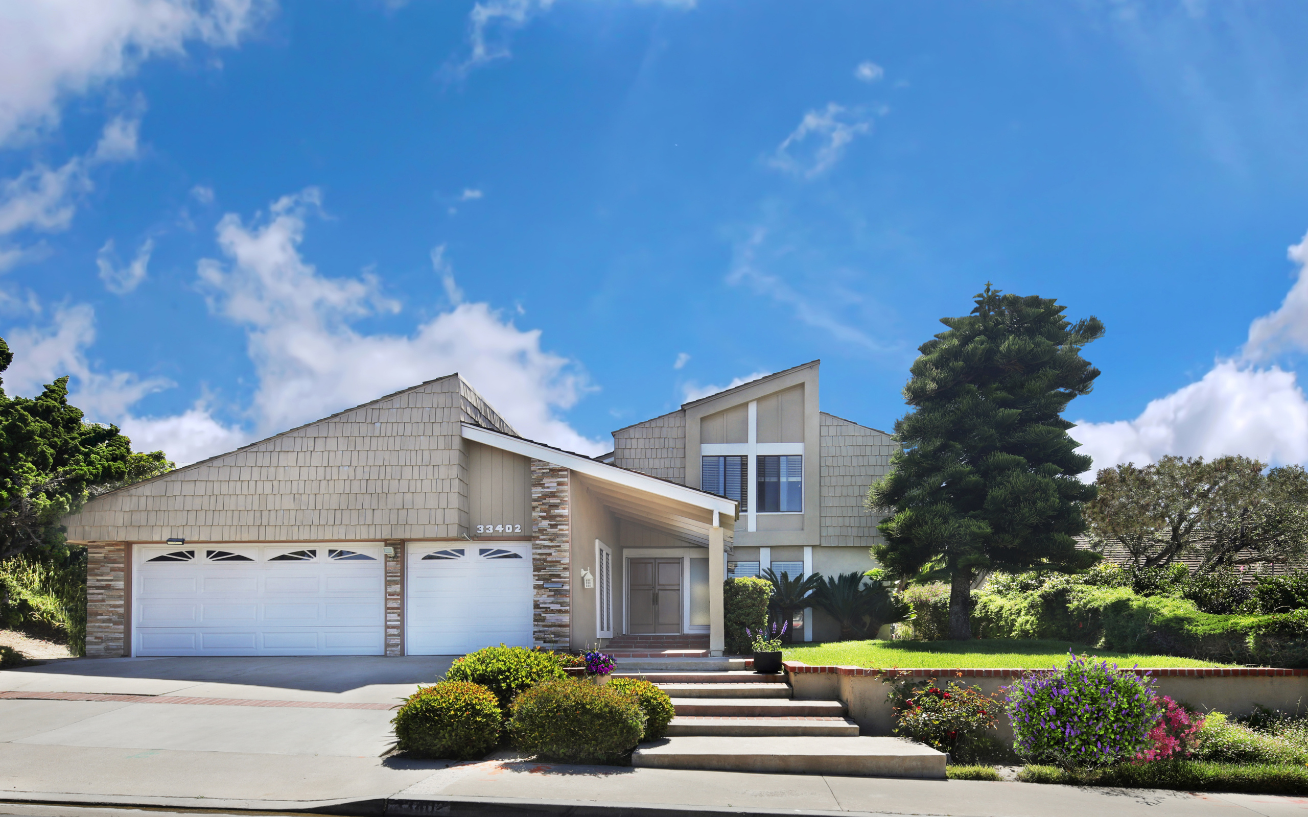 Красивый дом на улице под голубым небом, США