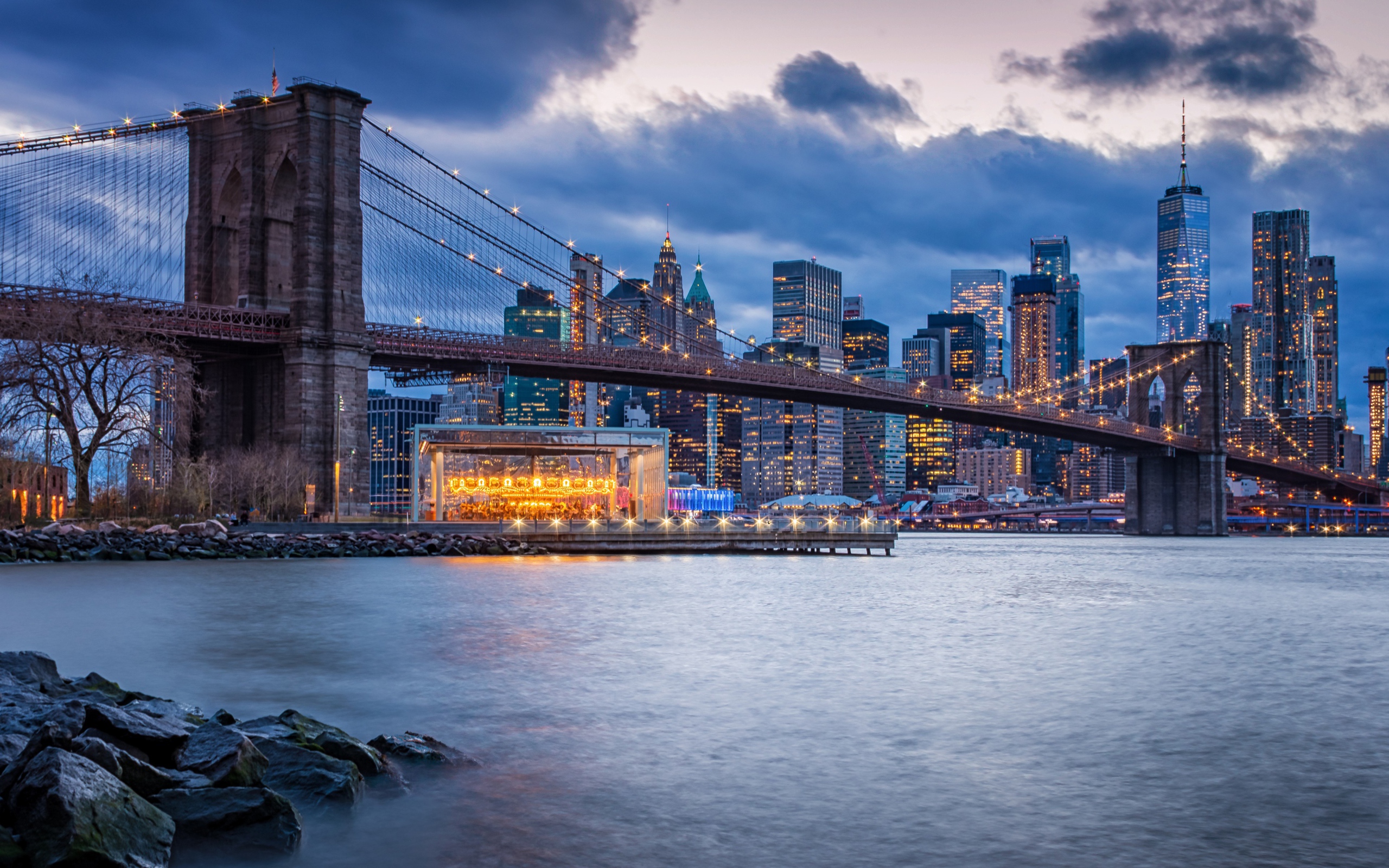 Бруклинский мост через реку на фоне ночного мегаполиса, США