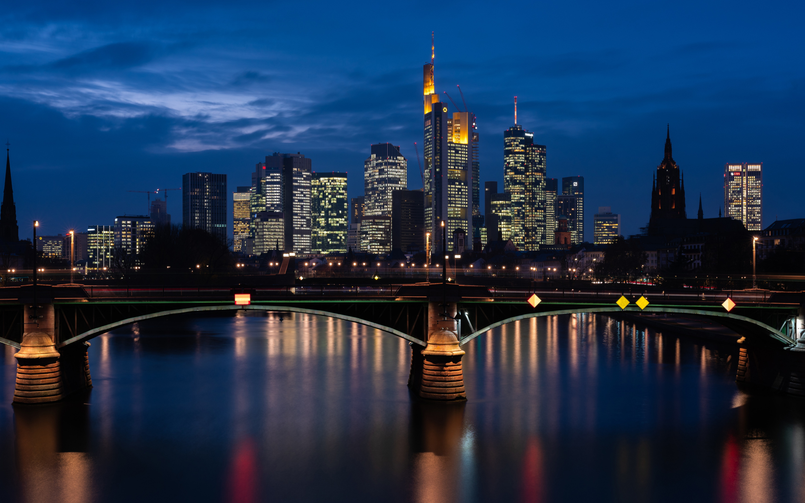 Небоскребы отражаются в воде ночью 