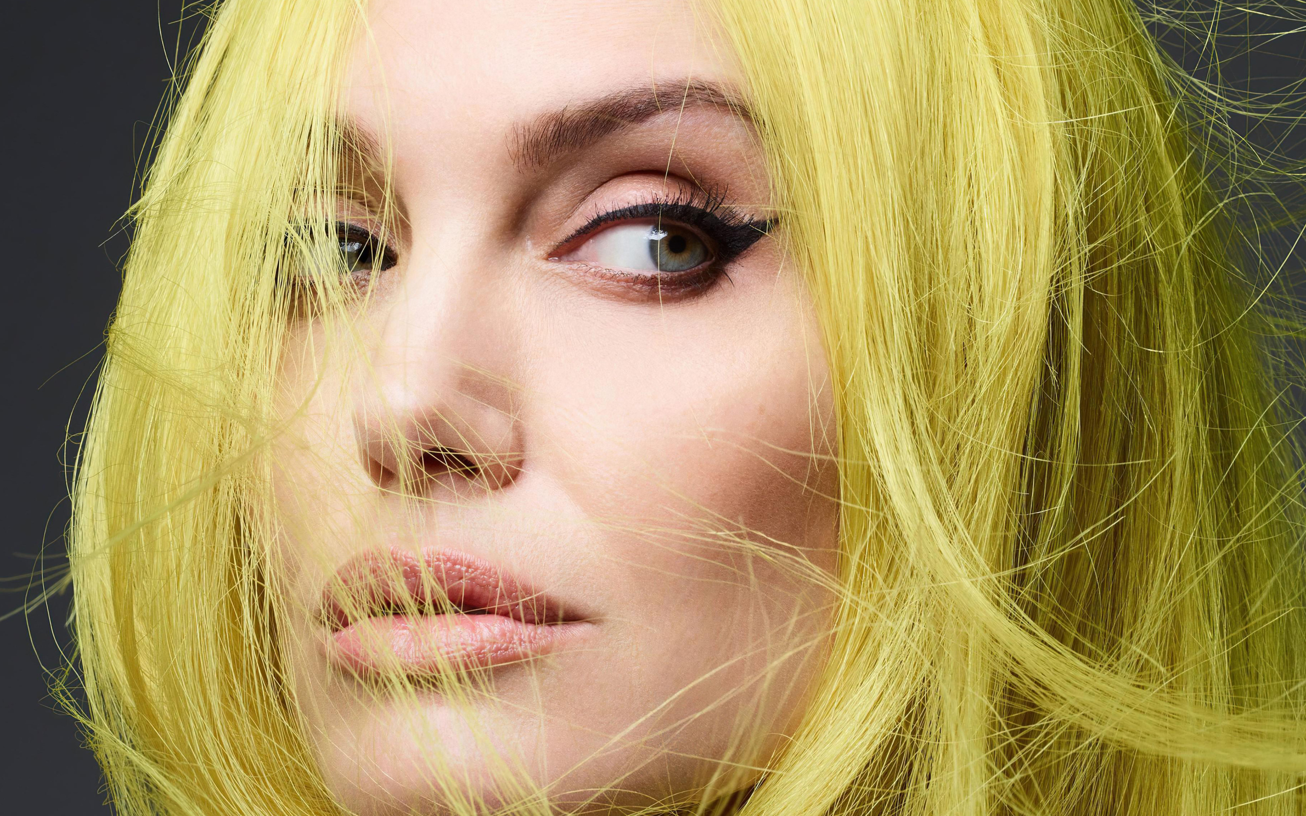 Актриса Анджелина Джоли с белыми волосами 