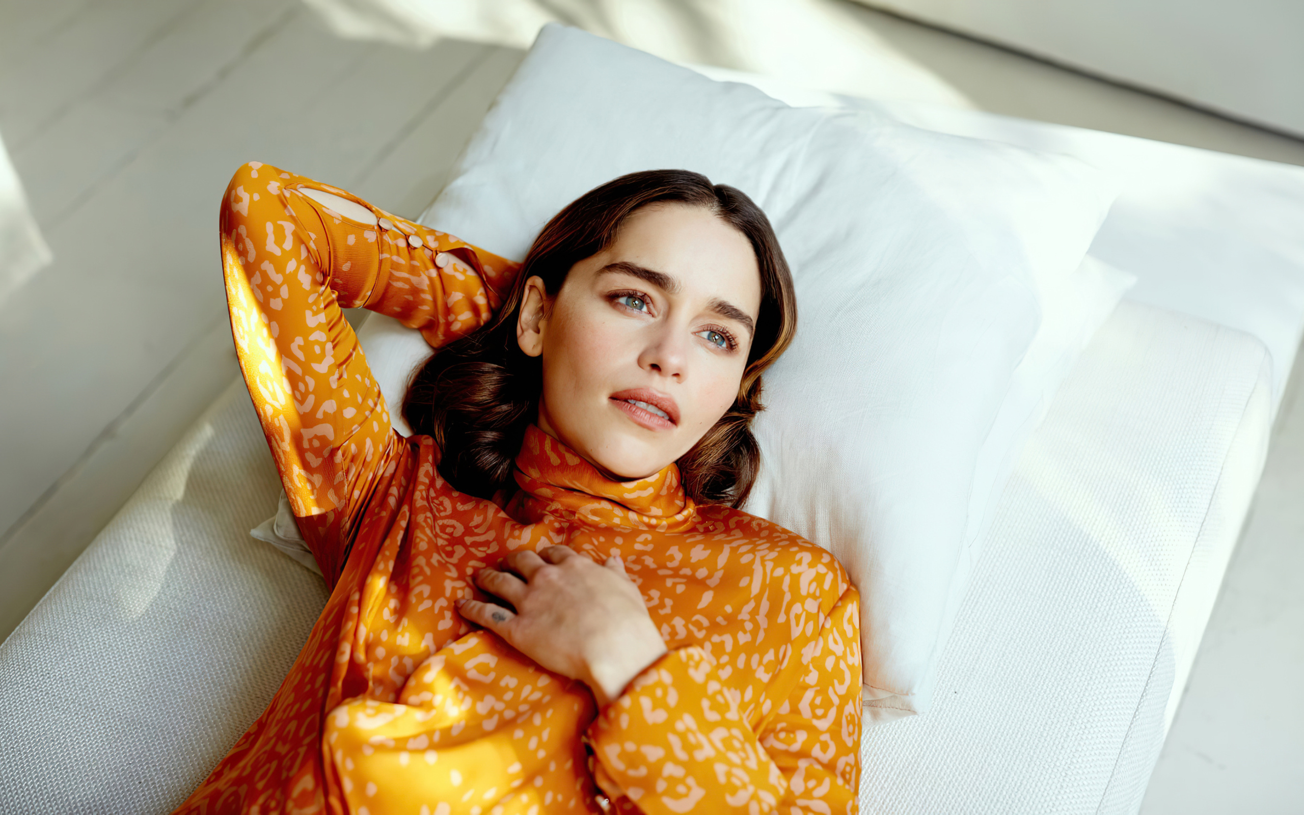 Актриса Эмилия Кларк лежит на белой подушке