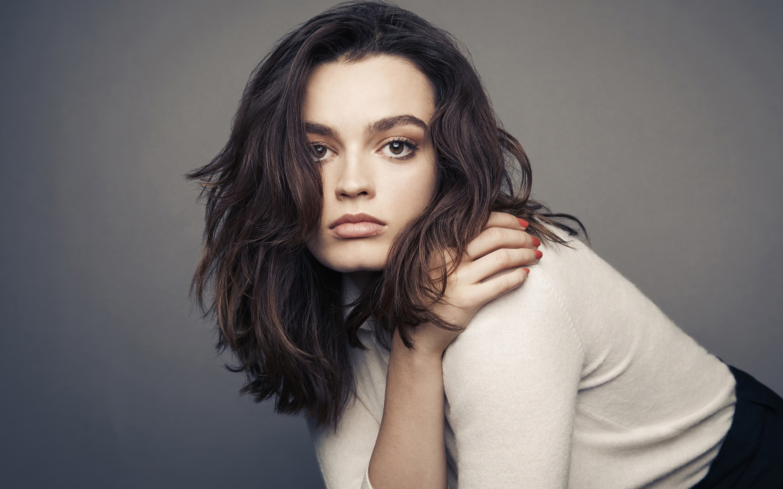 Актриса Эмма Маккей на сером фоне