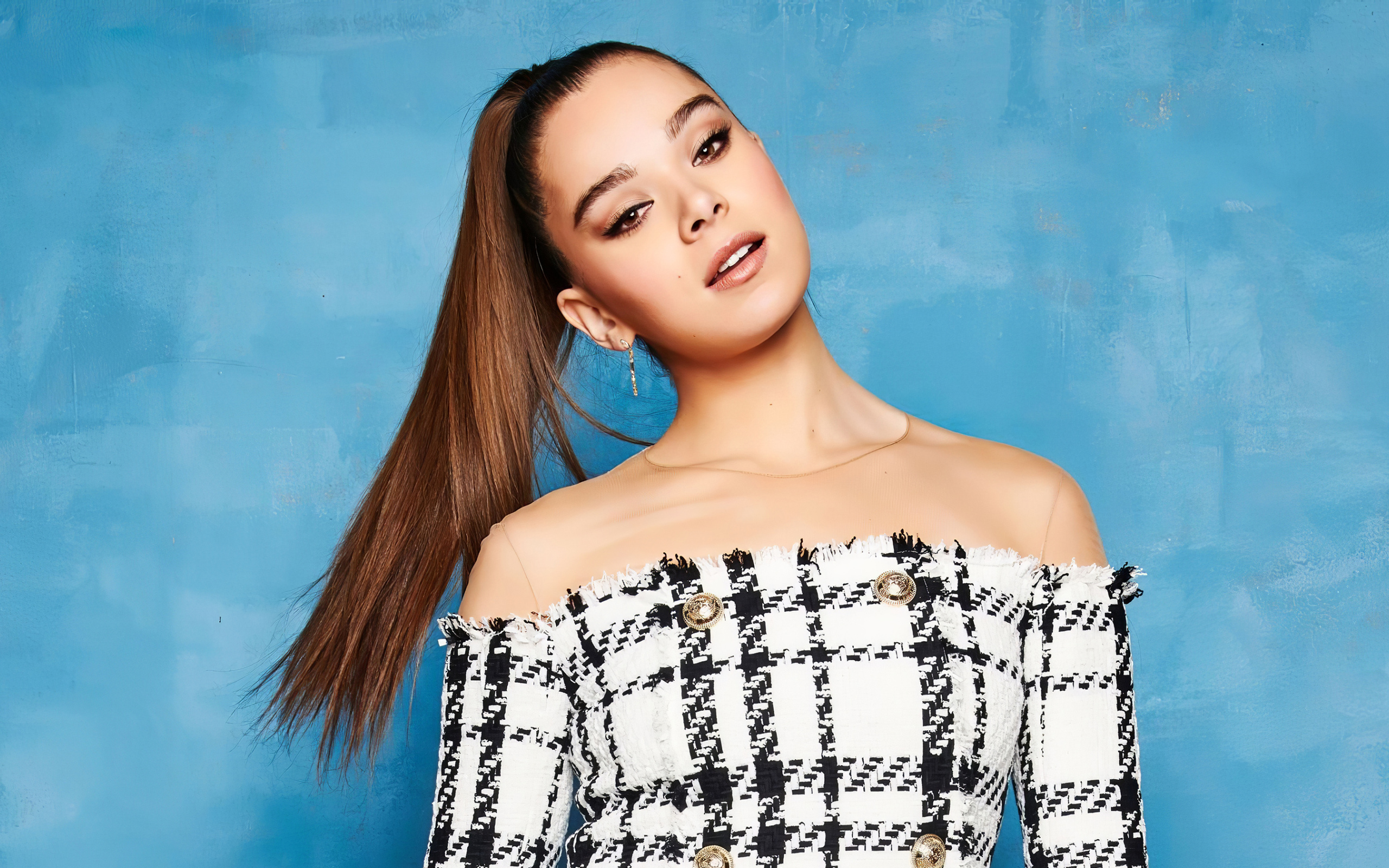 Актриса Хейли Стейнфилд на голубом фоне