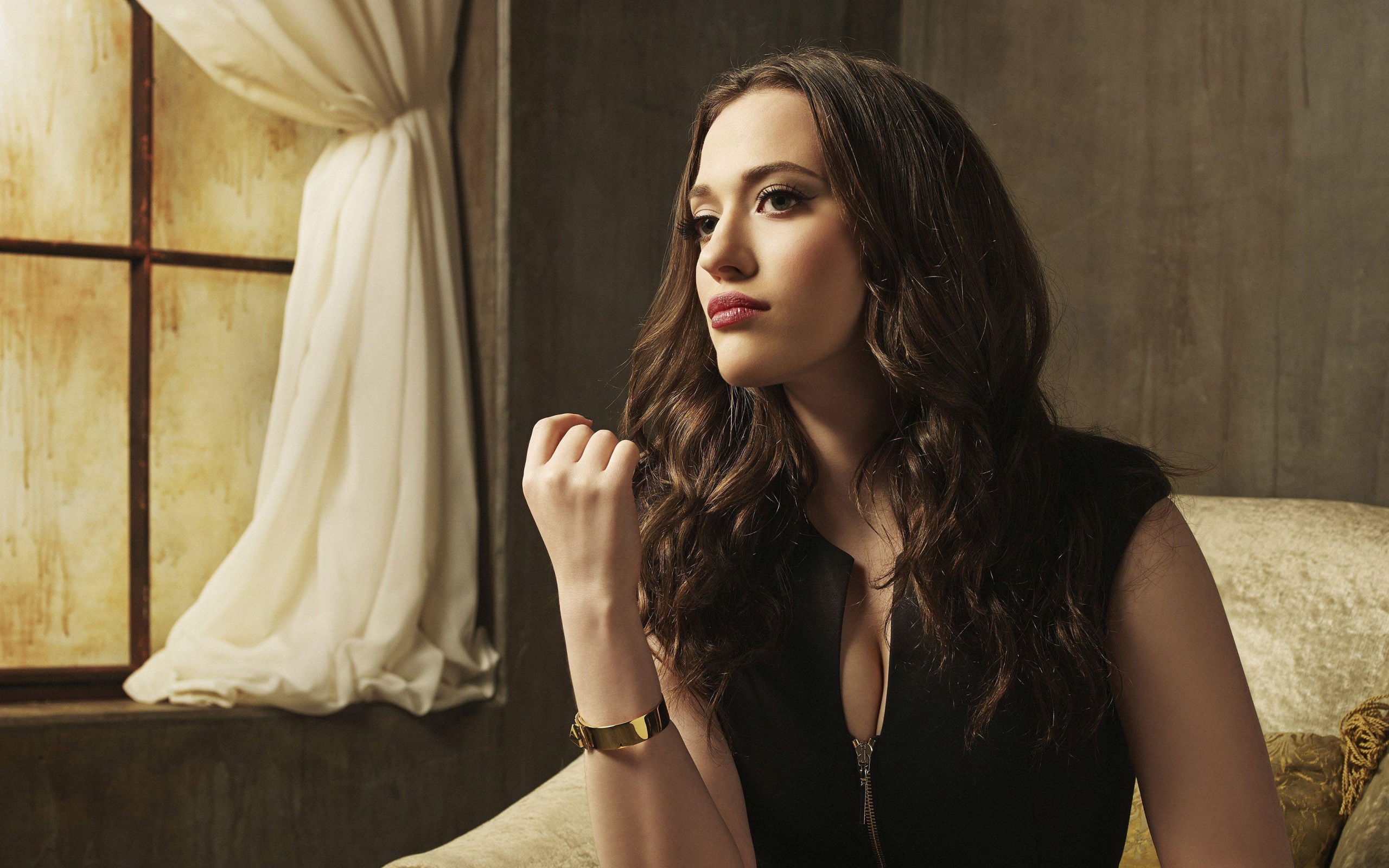 Актриса Кэт Деннингс в черном наряде в кресле