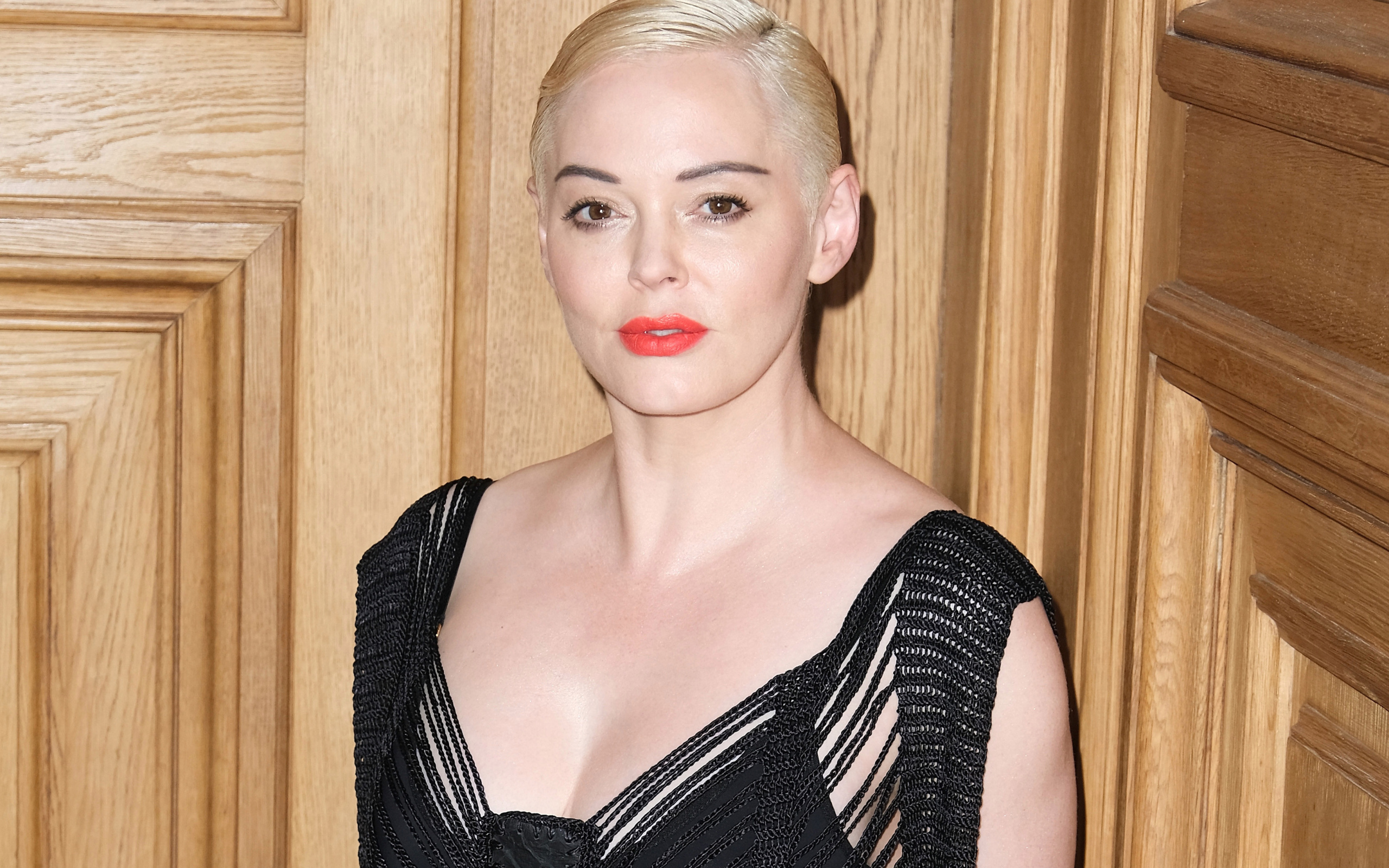 Актриса Роуз Макгоуэн с короткой стрижкой 