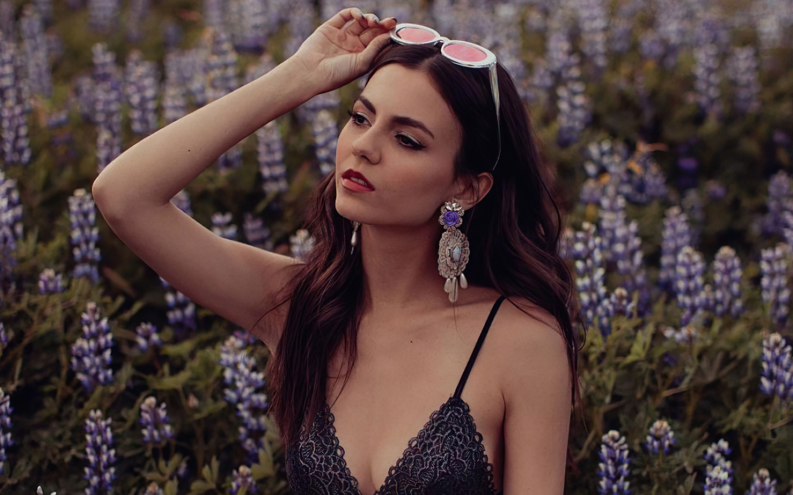 Актриса Виктория Джастис на поле с цветами