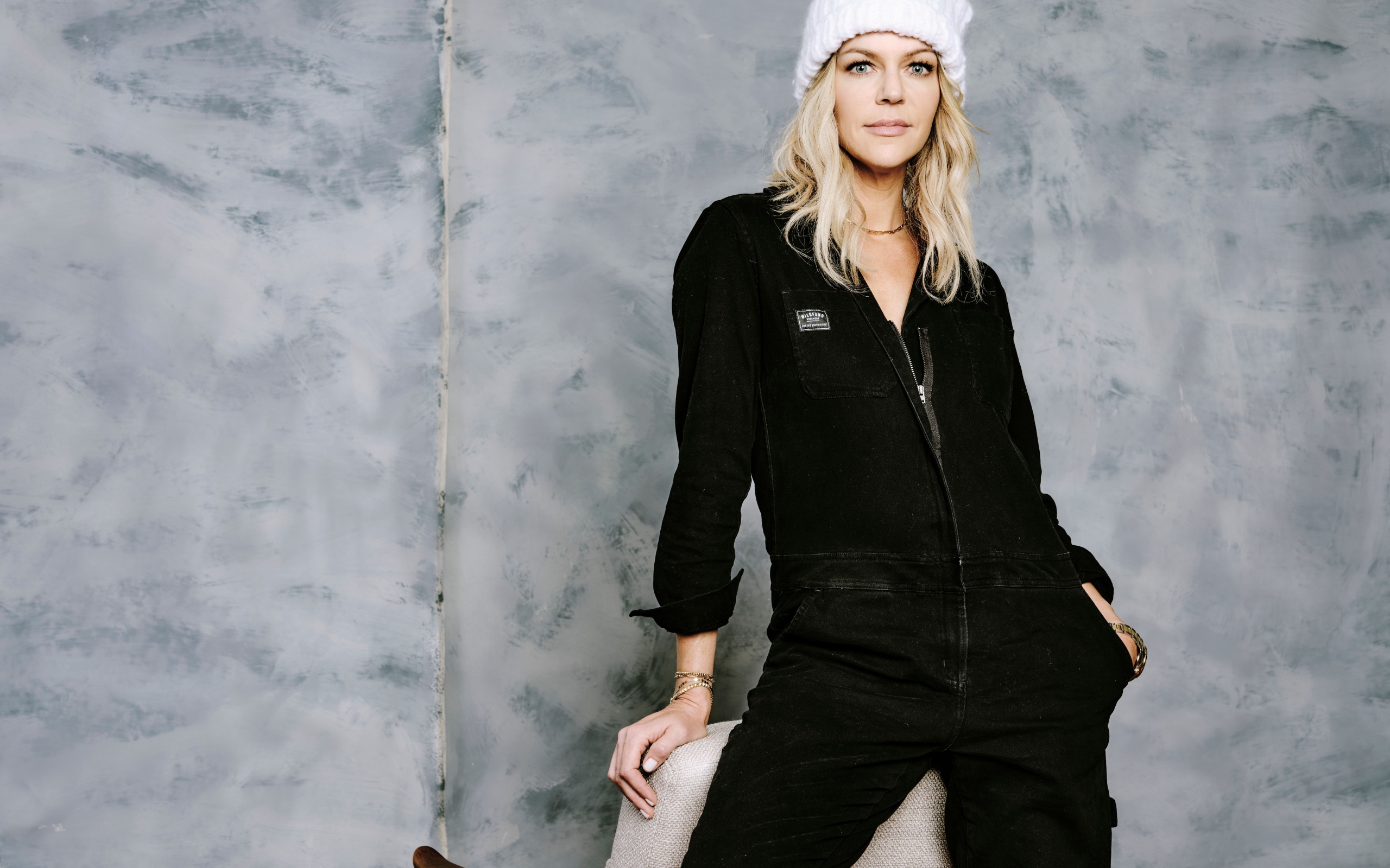 Американская актриса Кейтлин Олсон  в черном костюме