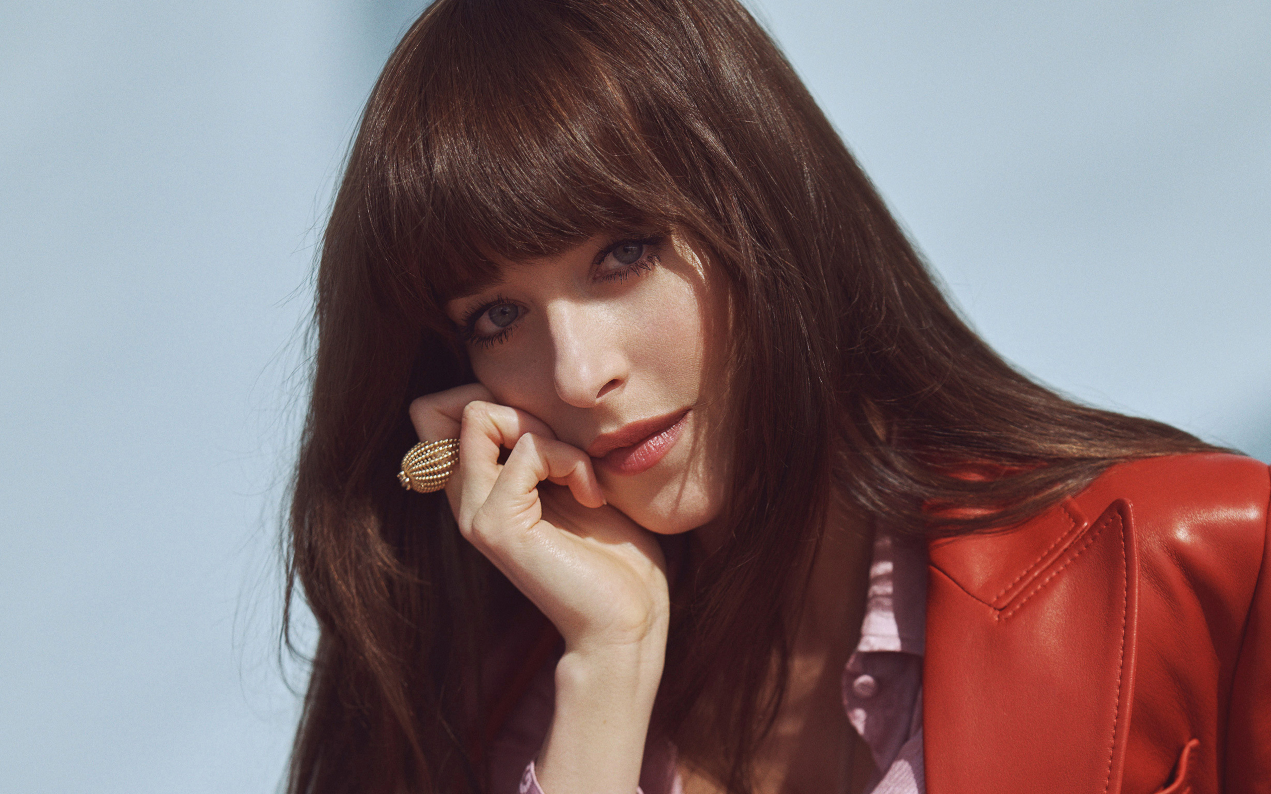 Американская актриса Дакота Джонсон в красной куртке