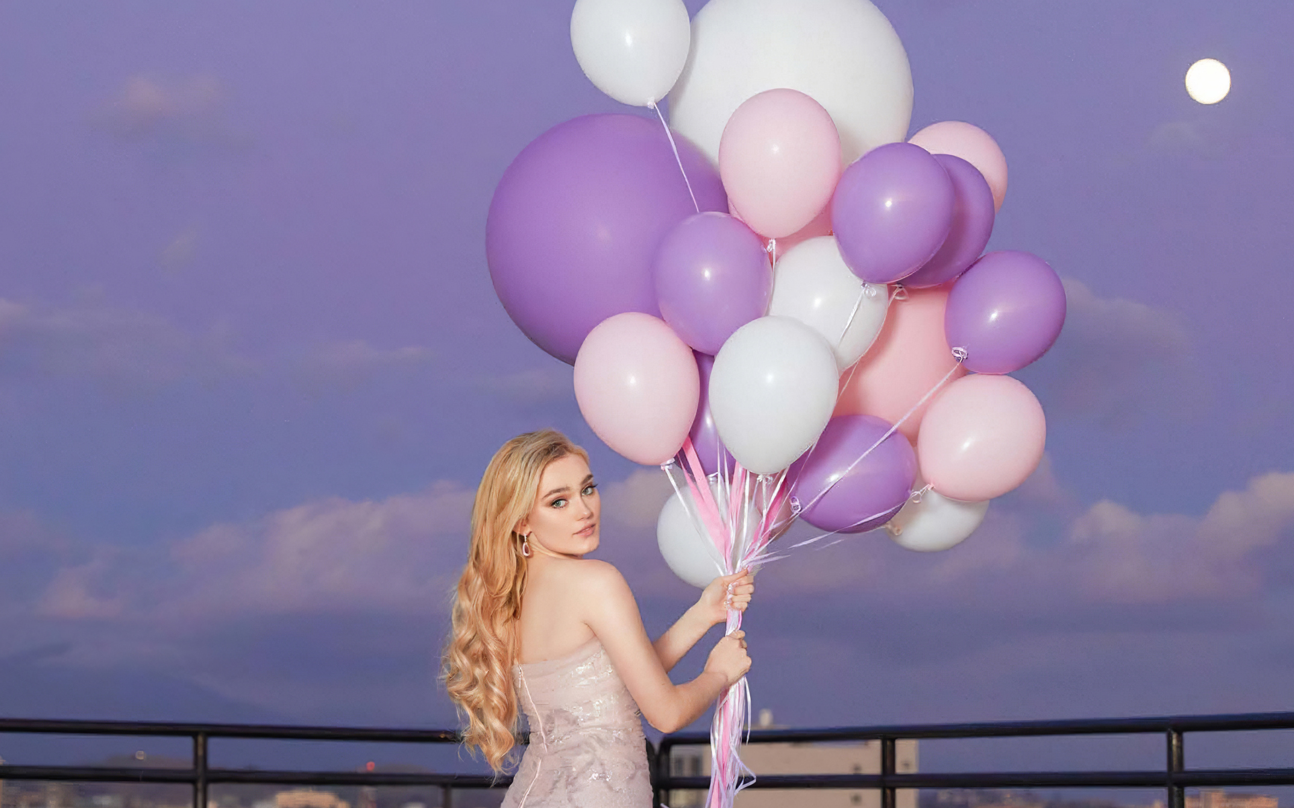 Американская актриса Мэг Доннелли с воздушными шариками