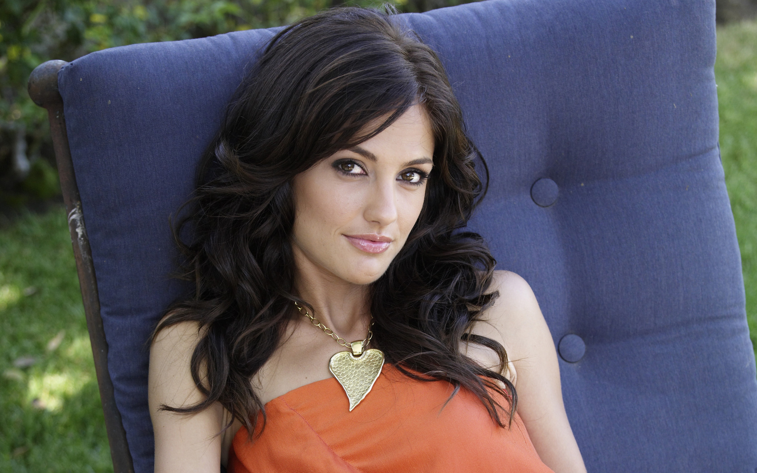 Американская актриса Минка Келли с украшением на шее