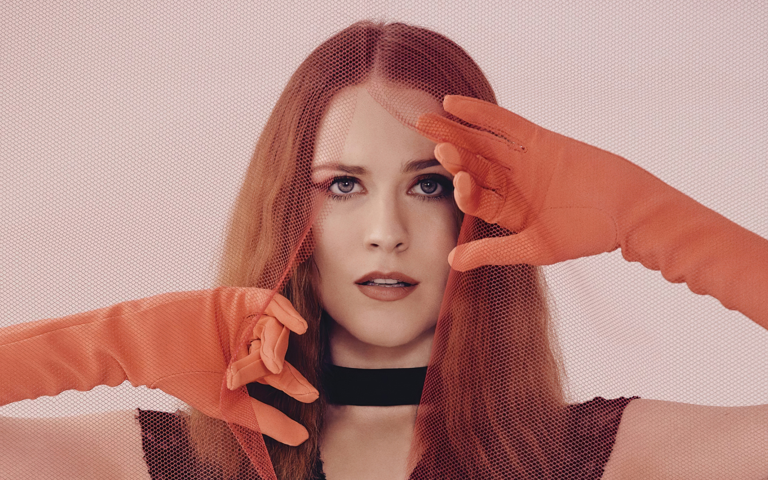 Американская актриса Рэйчел Броснахэн с рыжими волосами