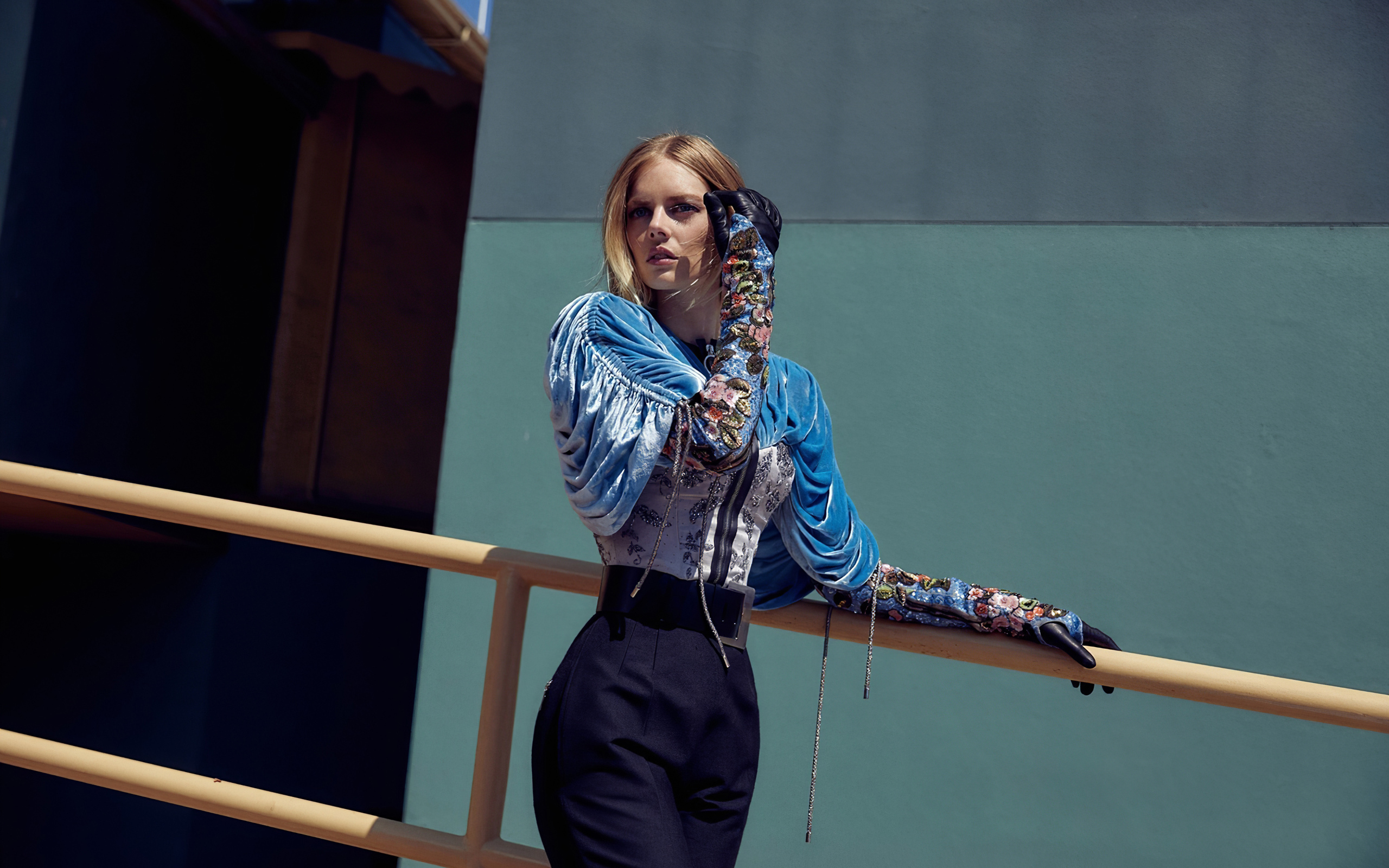 Австралийская актриса, модель Самара Уивинг в костюме