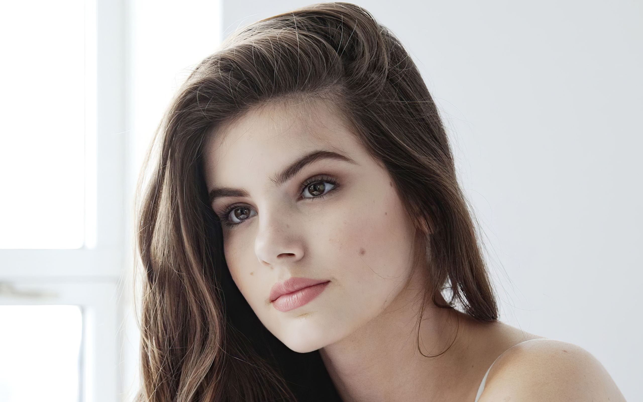 Красивая бразильская актриса Камила Кейроз лицо крупным планом