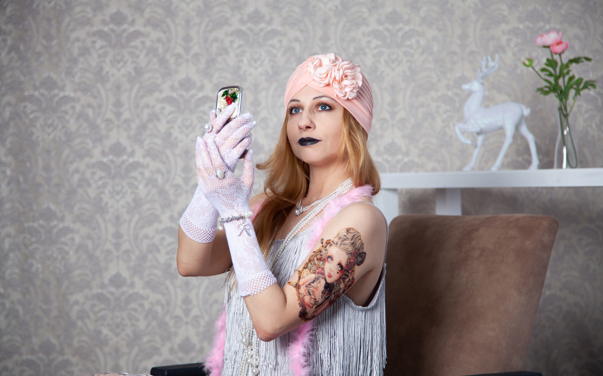 Красивая ретро девушка с татуировкой на руке