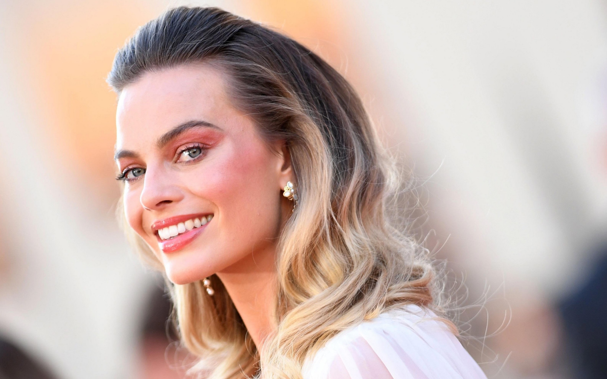 Красивая улыбающаяся актриса Марго Робби