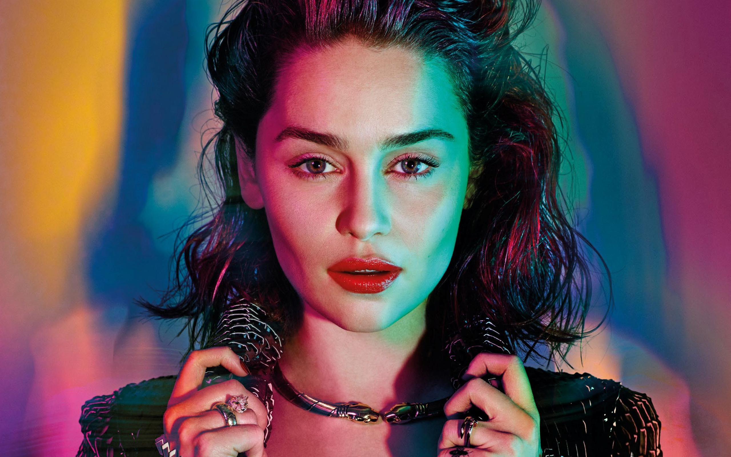 Яркая актриса Эмилия Кларк в черной куртке 