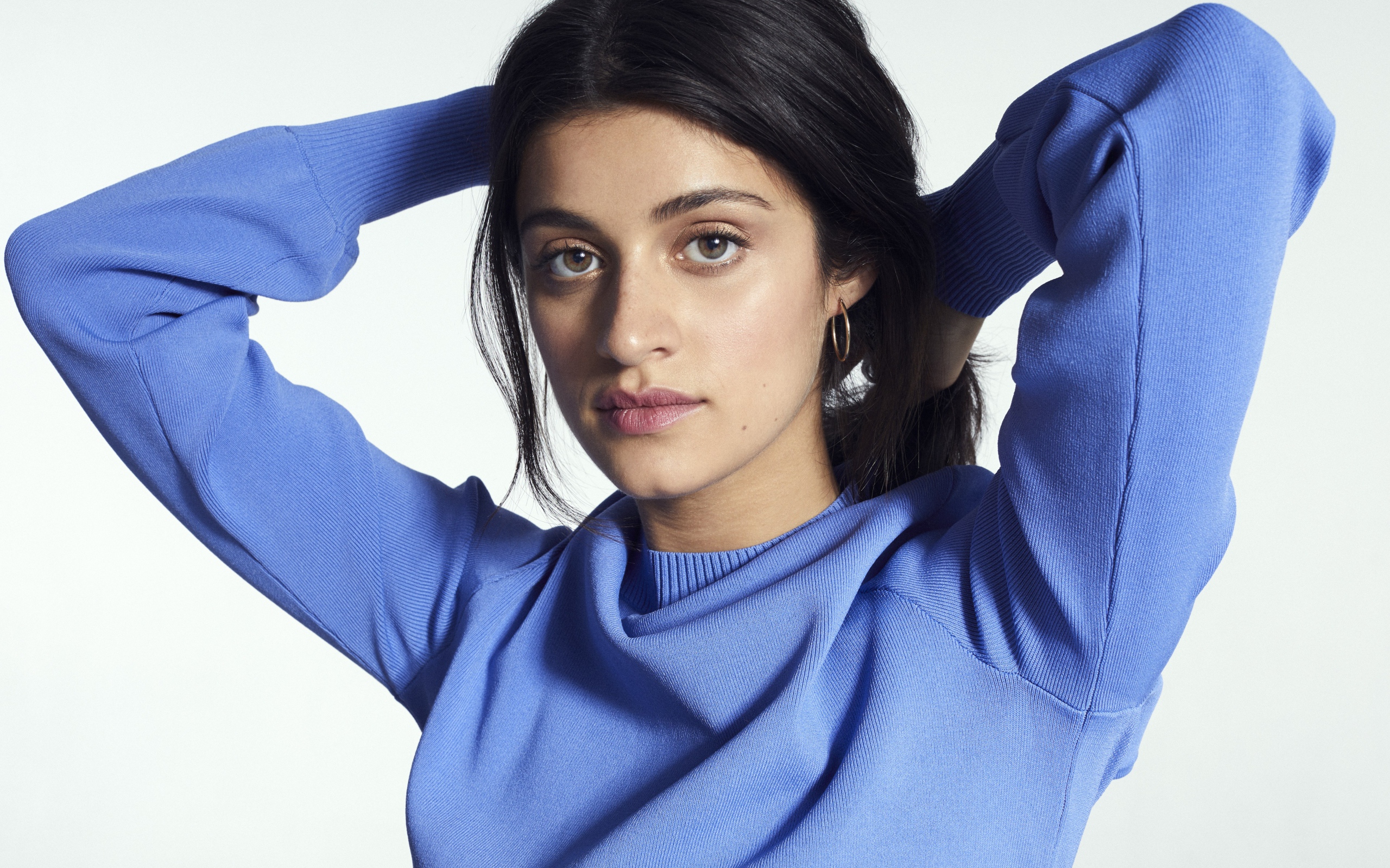 Британская актриса Аня Чалотра в голубом свитере