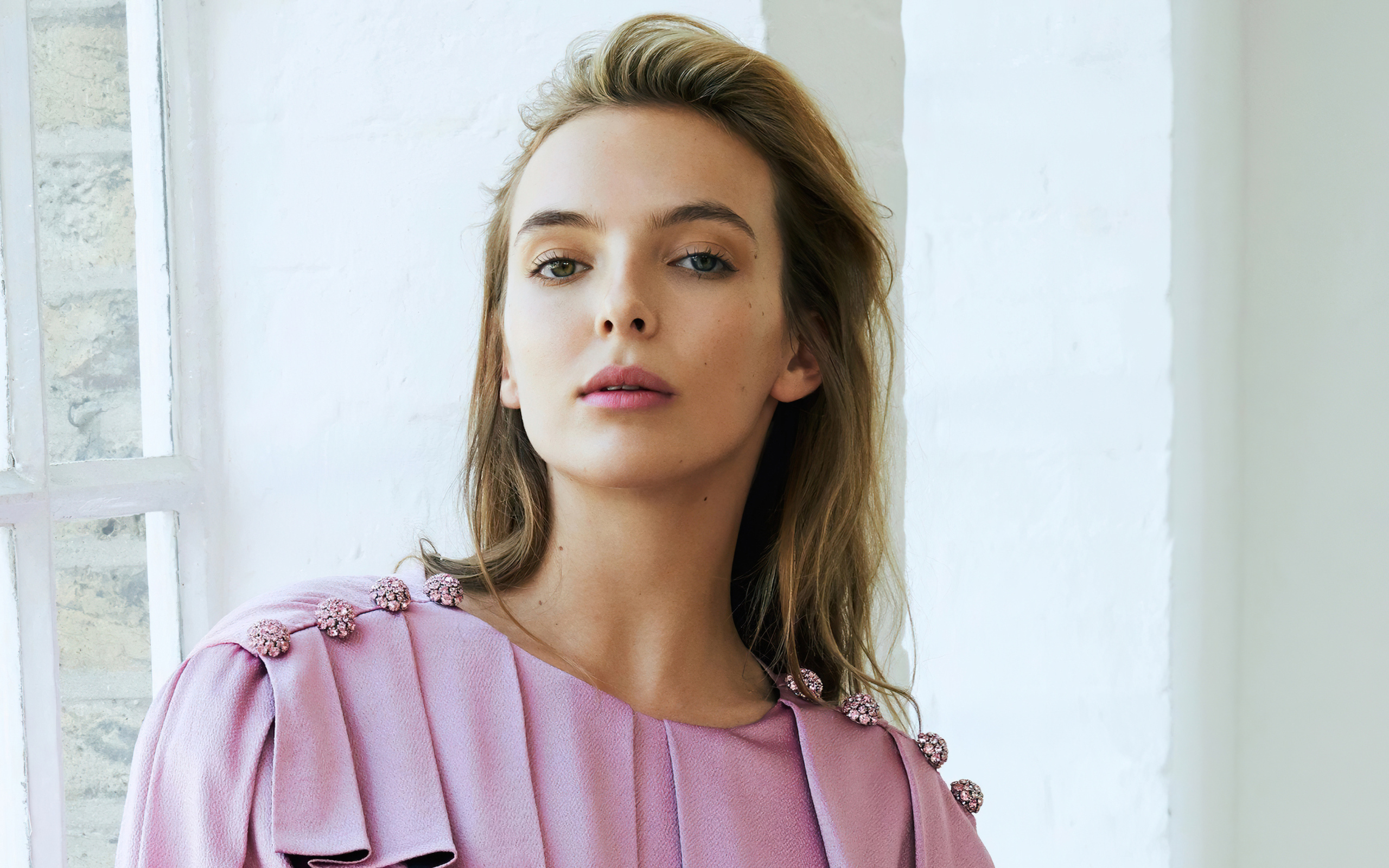 Британская актриса Джоди Комер в розовом платье