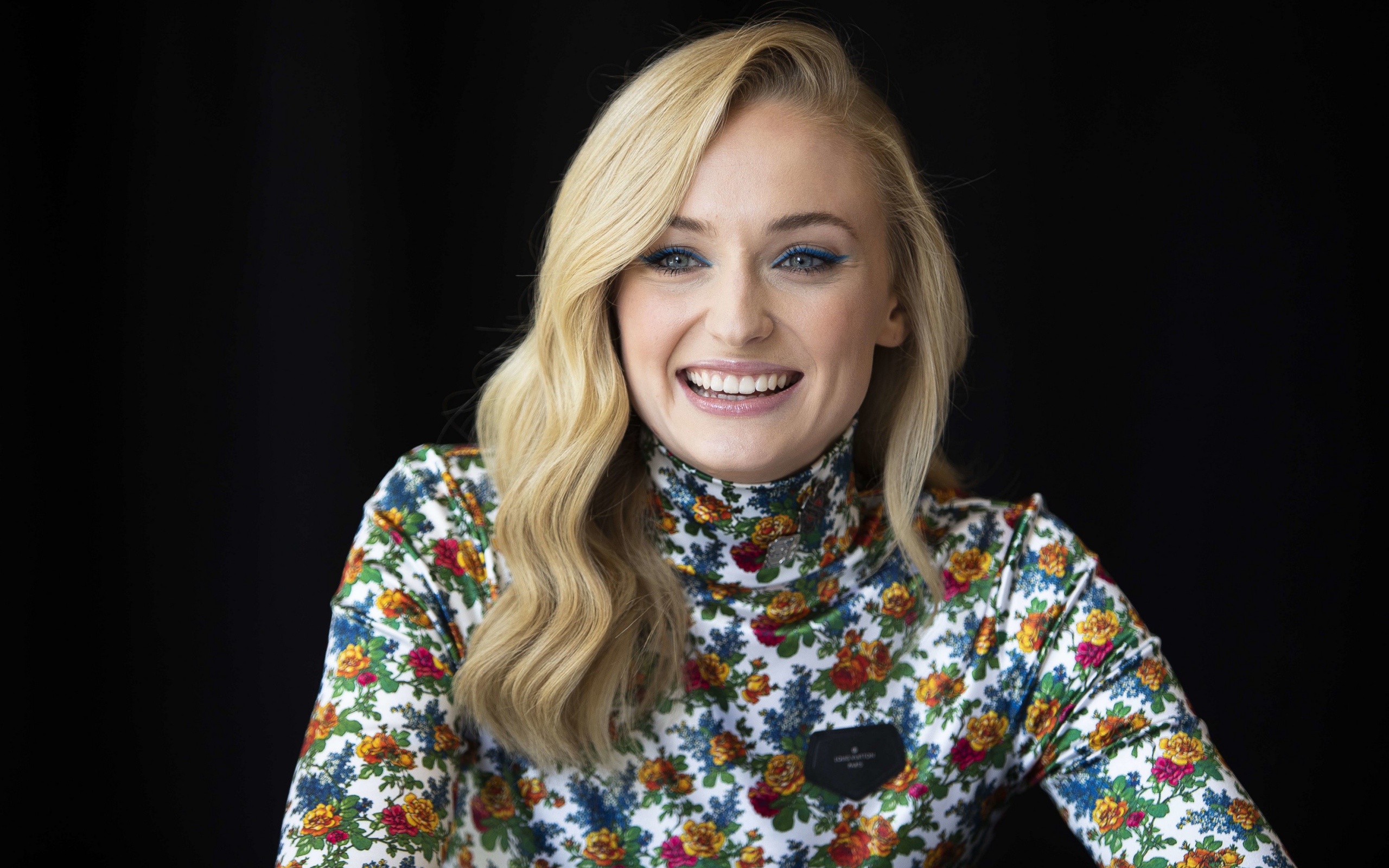 Очаровательная Софи Тёрнер улыбается на черном фоне