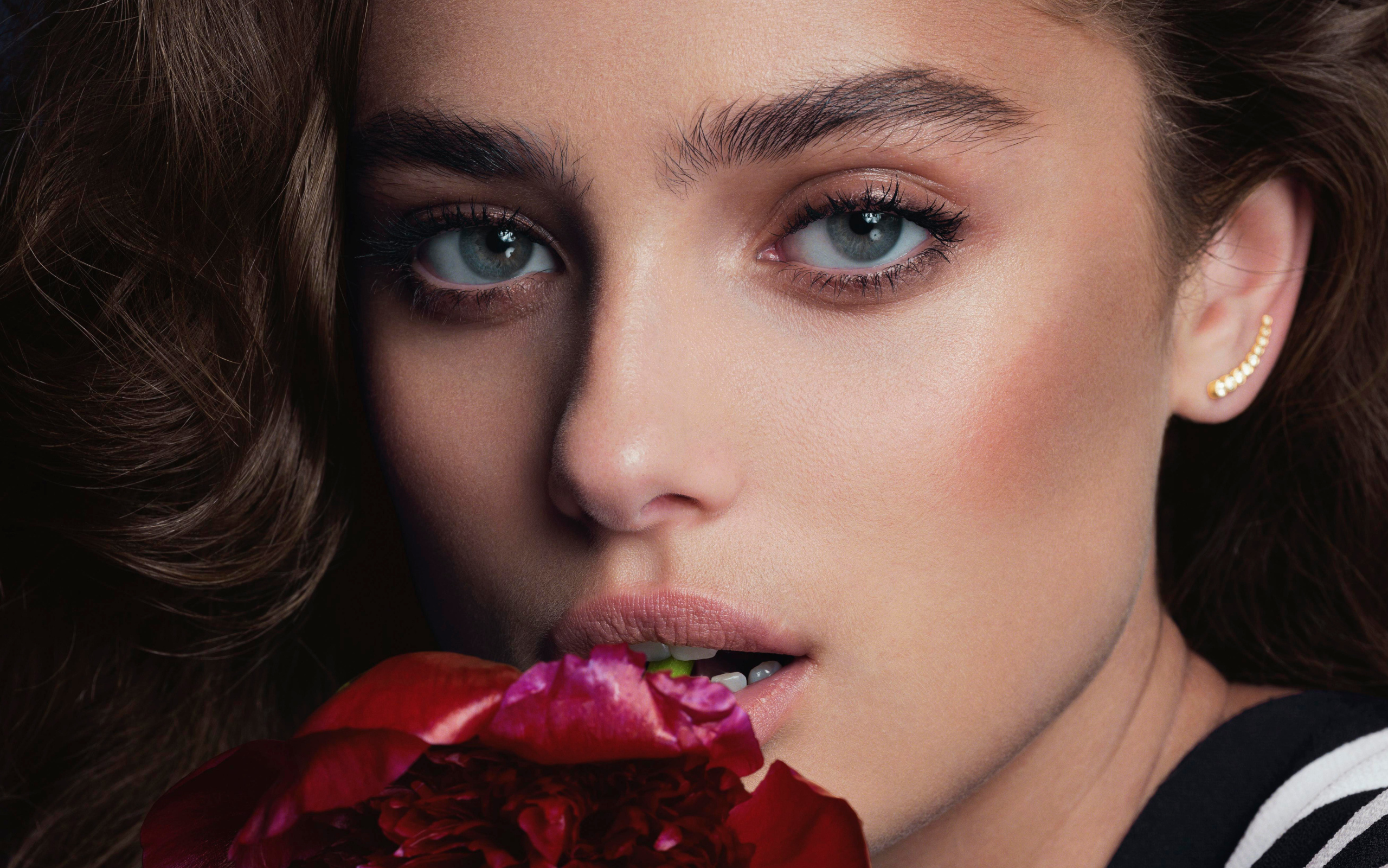 Лицо актрисы Тейлор Хилл крупным планом 