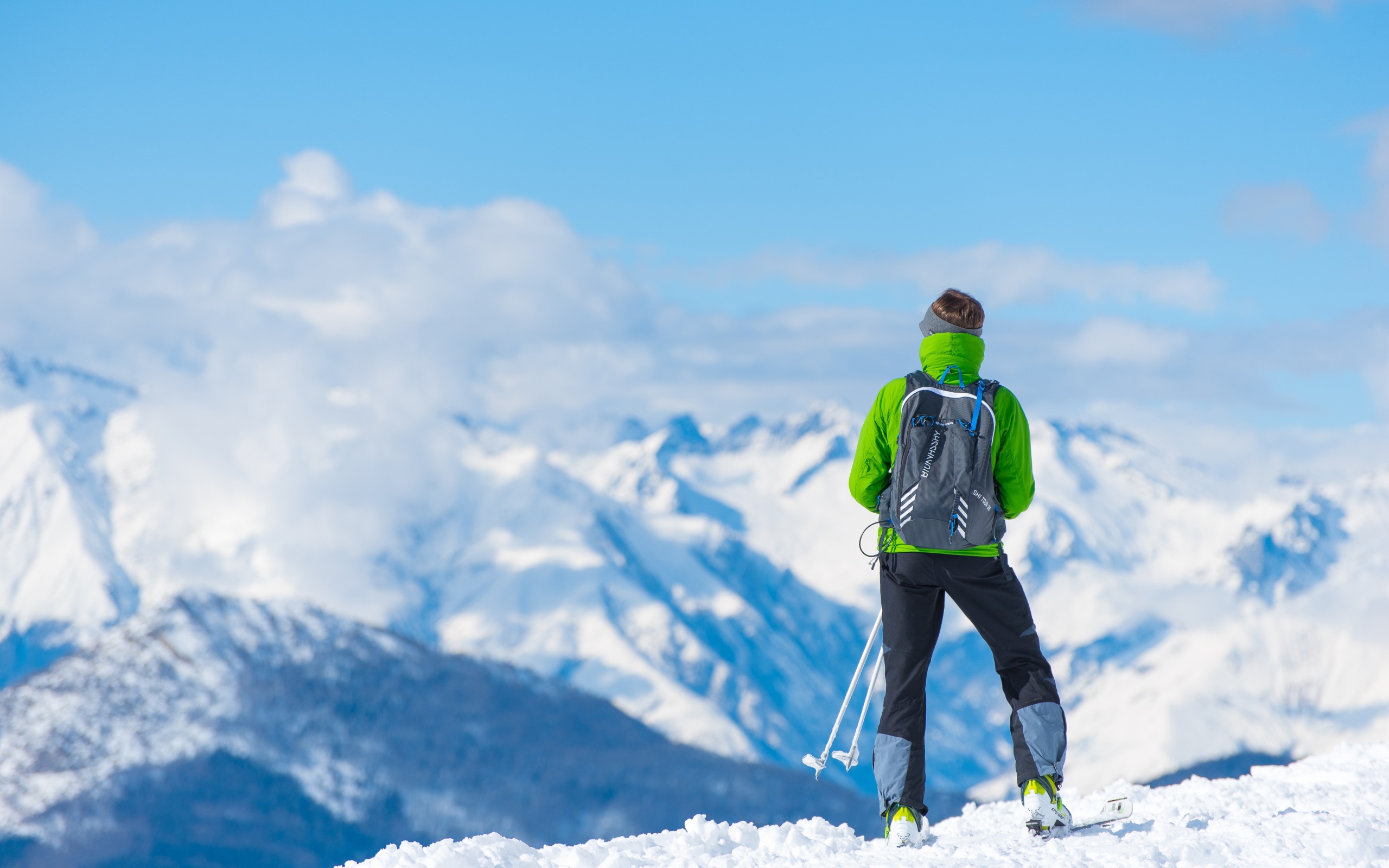 Девушка лыжница в заснеженных горах