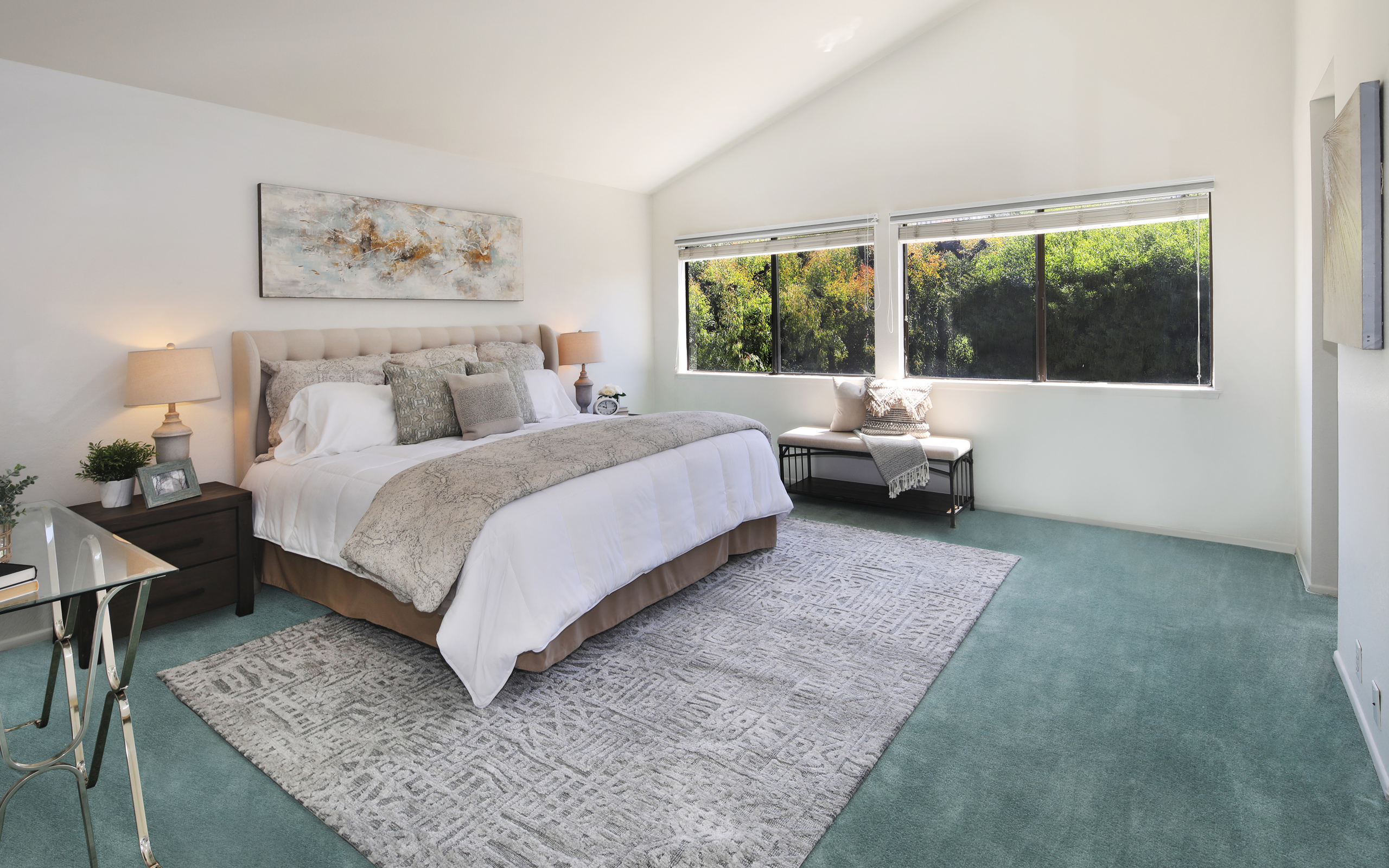 Серый интерьер спальной комнаты с большой  кроватью 