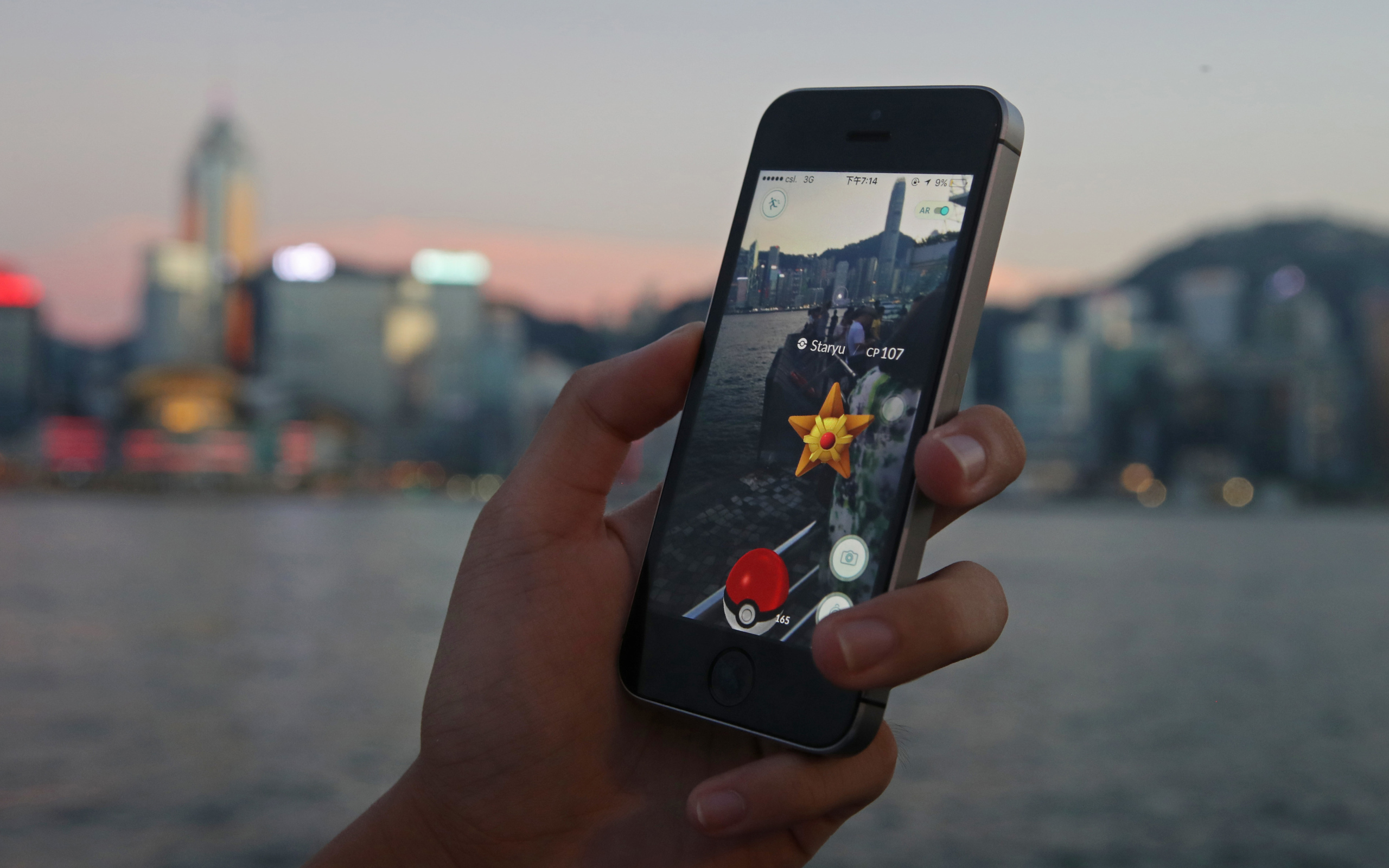 Парень ловит покемонов на смартфоне 