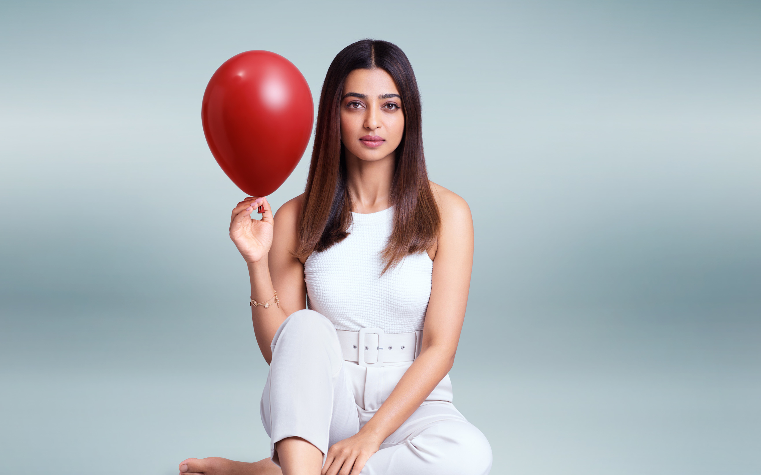 Индийская актриса Радхика Апте с шариком в руке