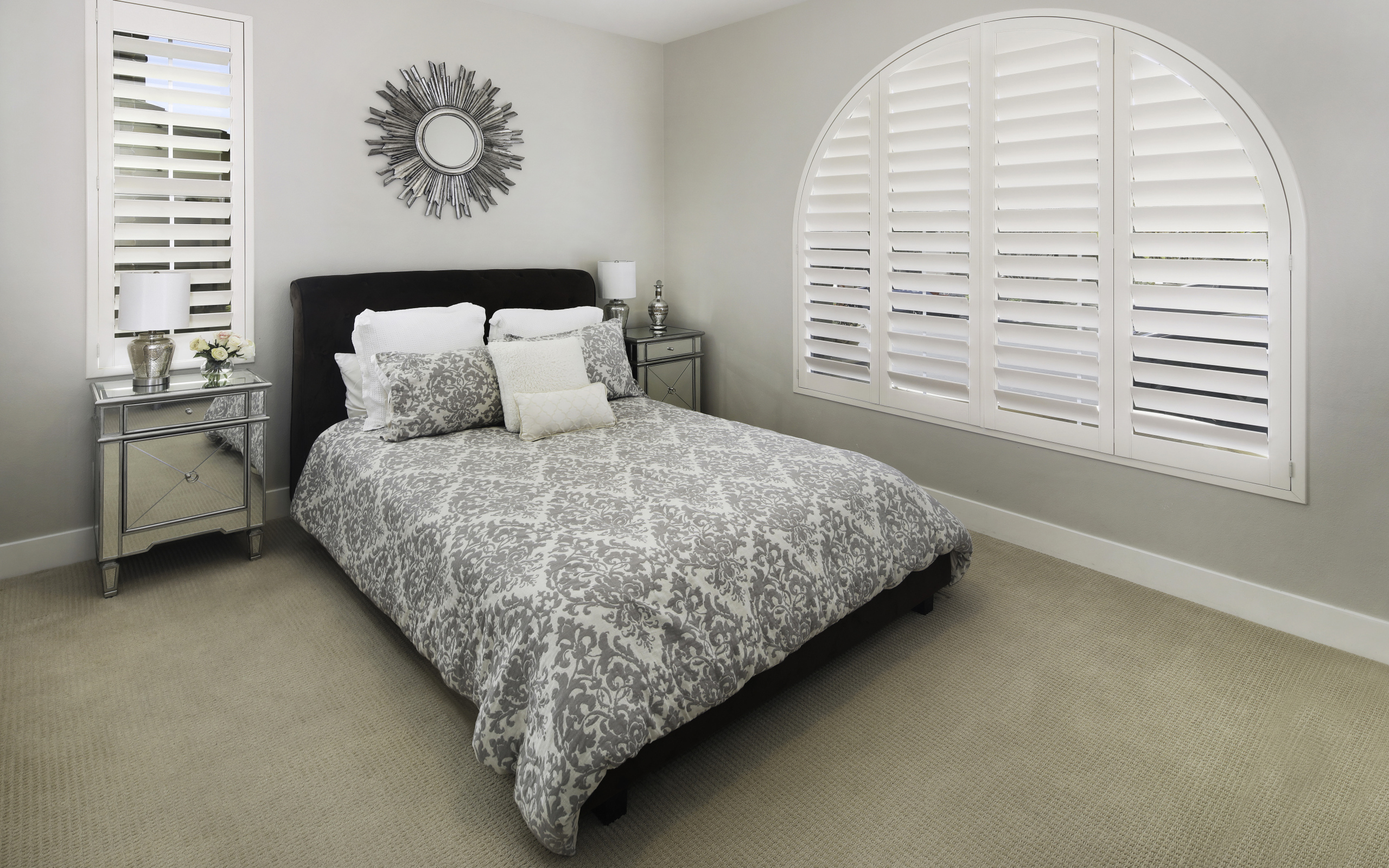 Большая спальня с кроватью и окном 