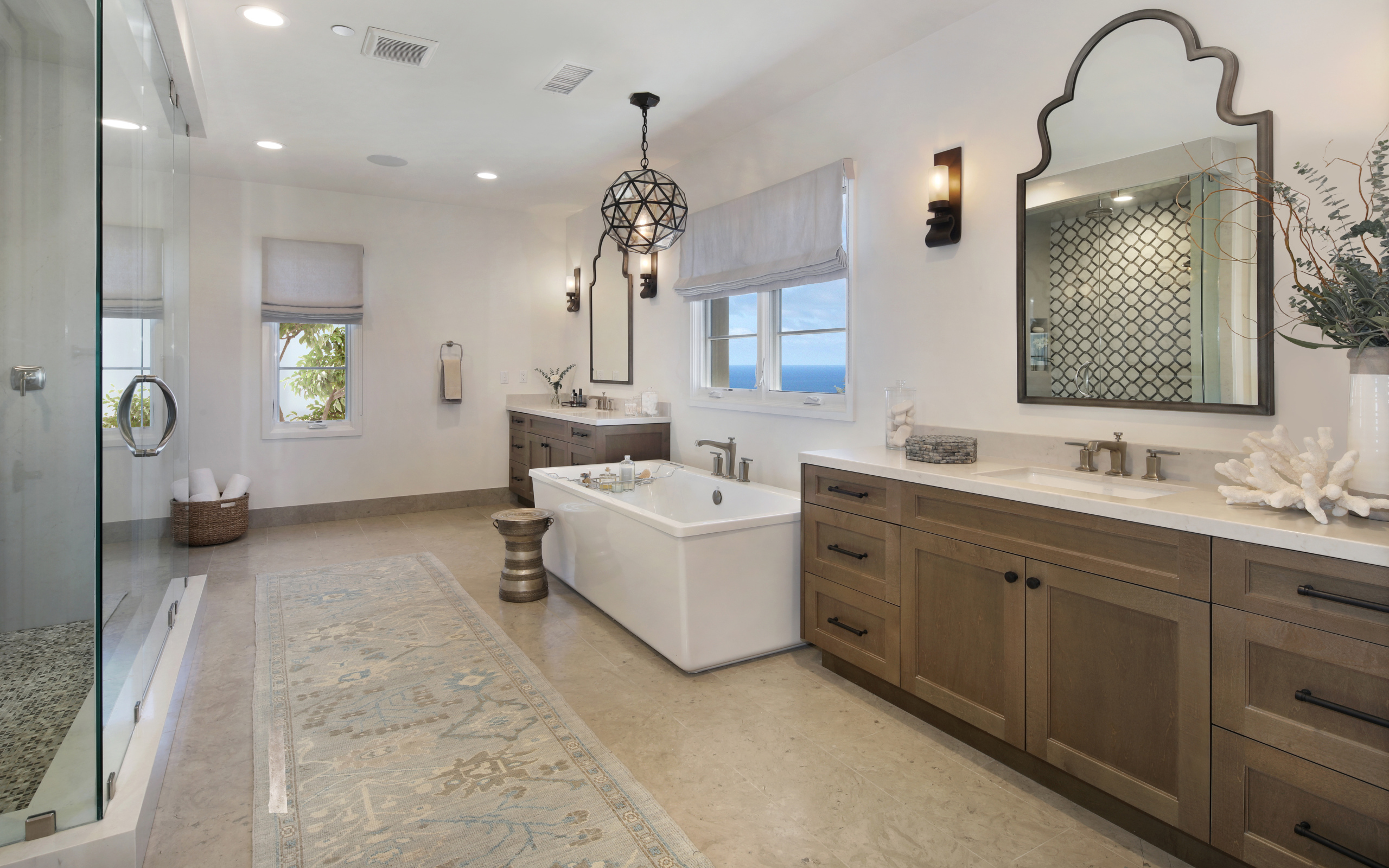 Большая светлая ванная комната 