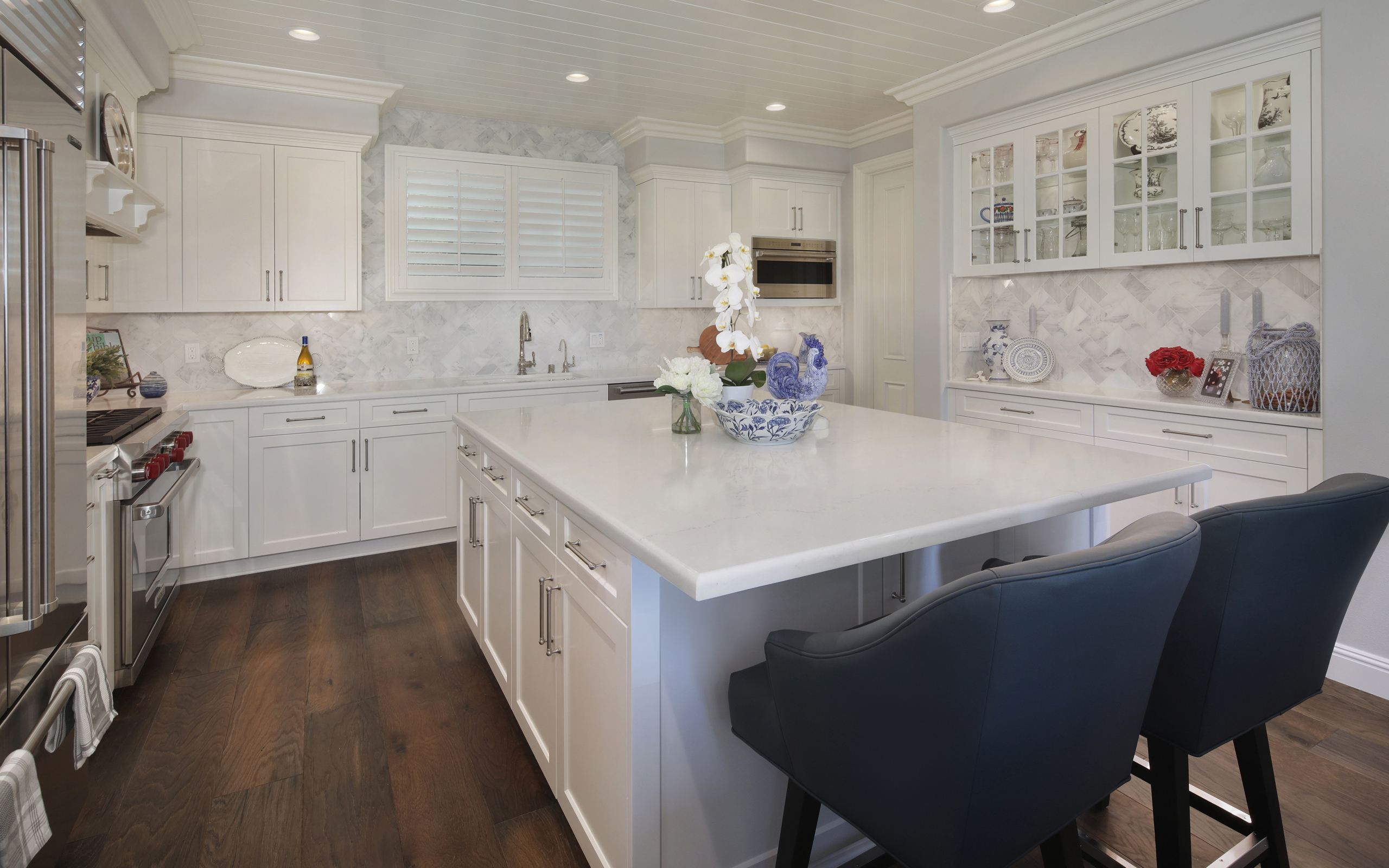 Большая светлая кухня с серыми креслами