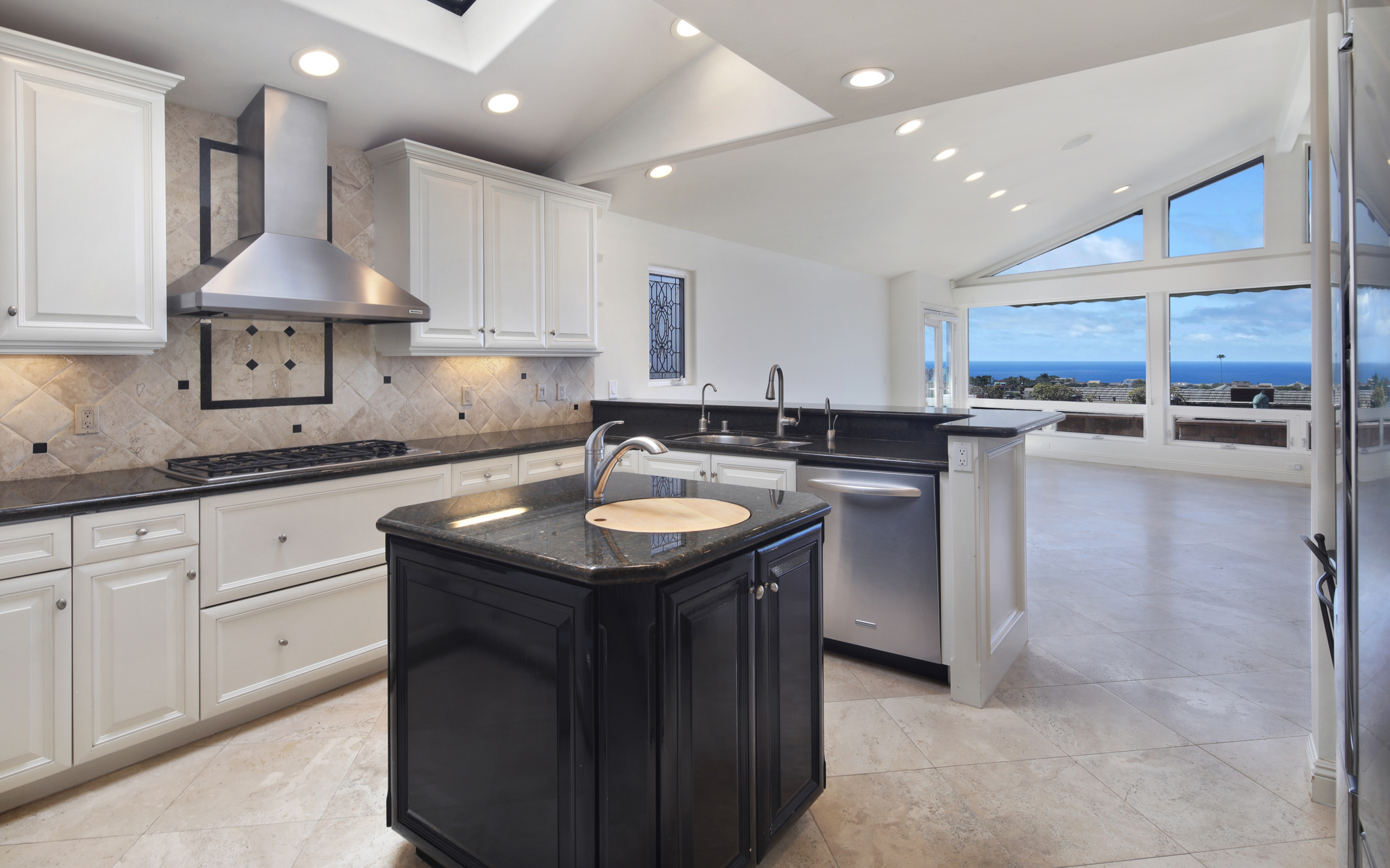 Большая светлая кухня с большим окнами