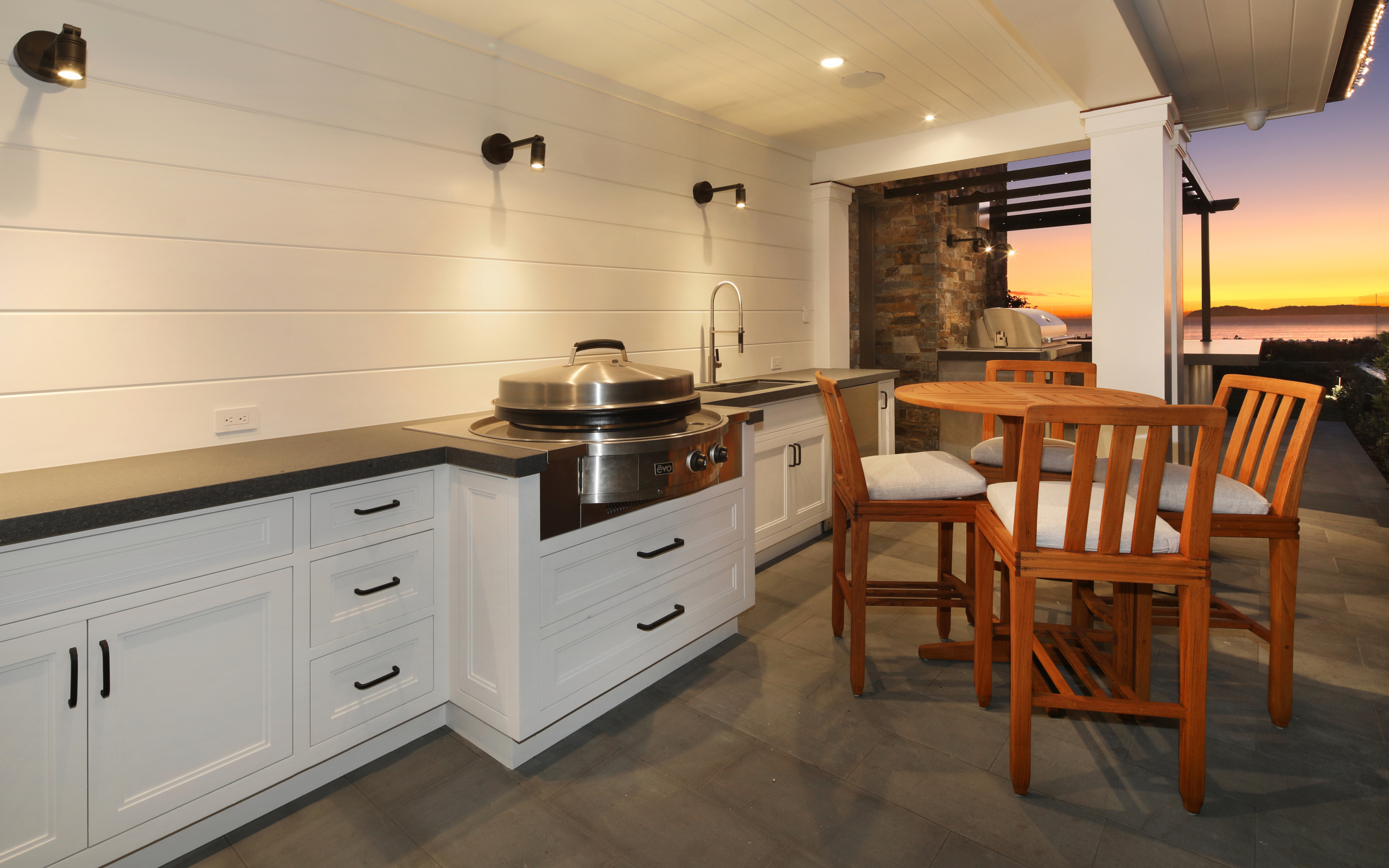 Большая кухня с деревянным столом и видом на море