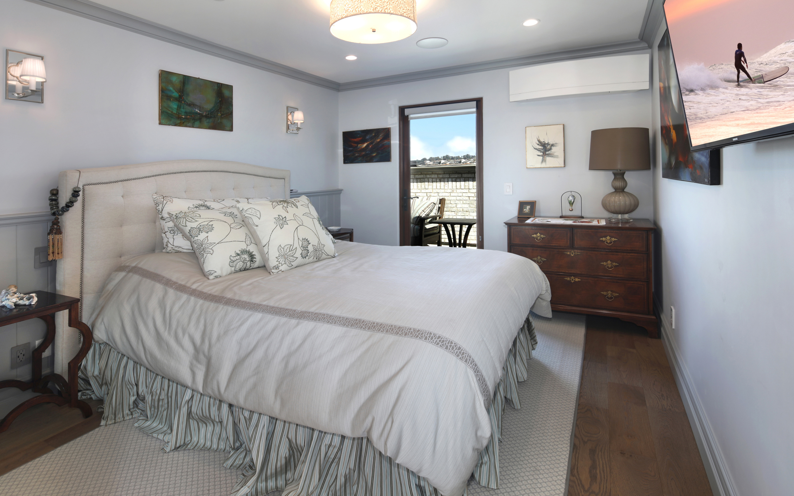 Большая мягкая кровать в спальной комнате