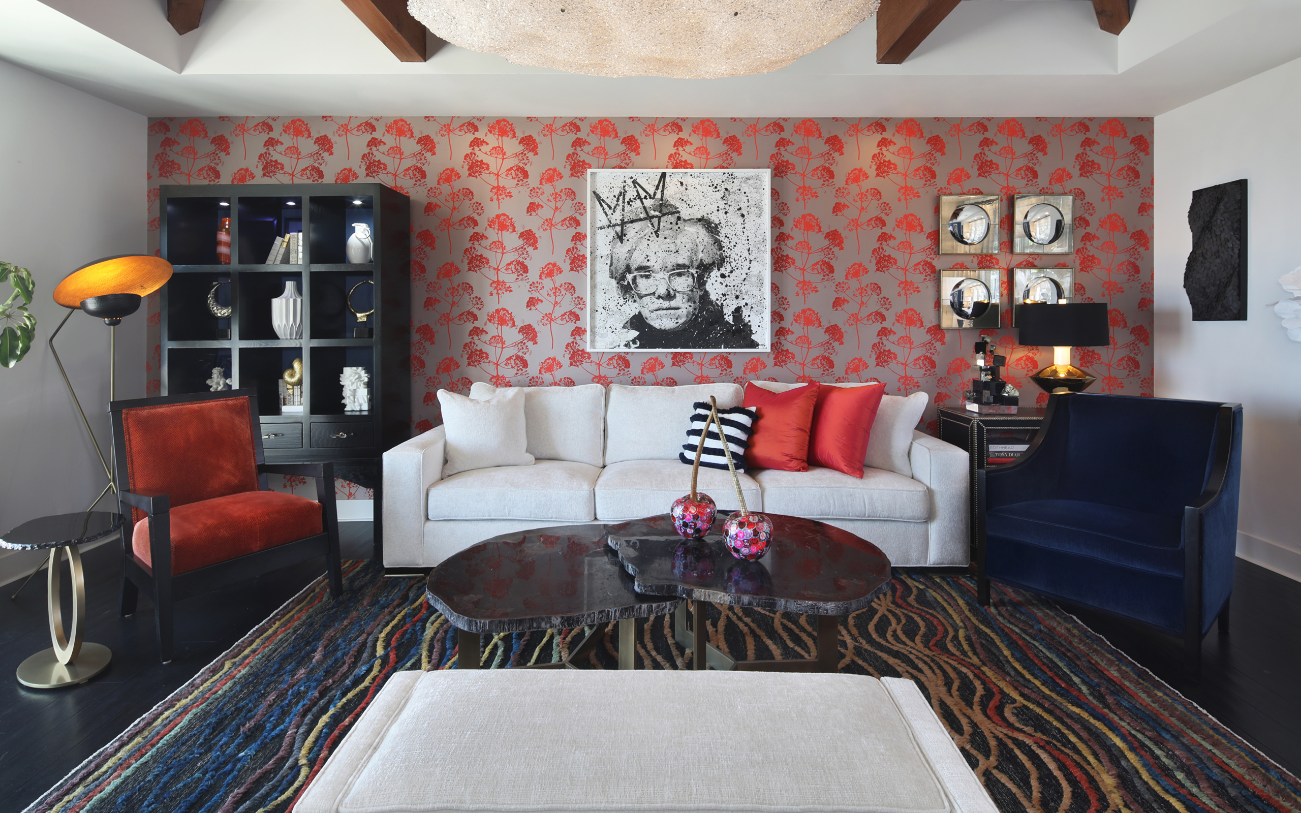 Большой белый диван в комнате с картиной на стене