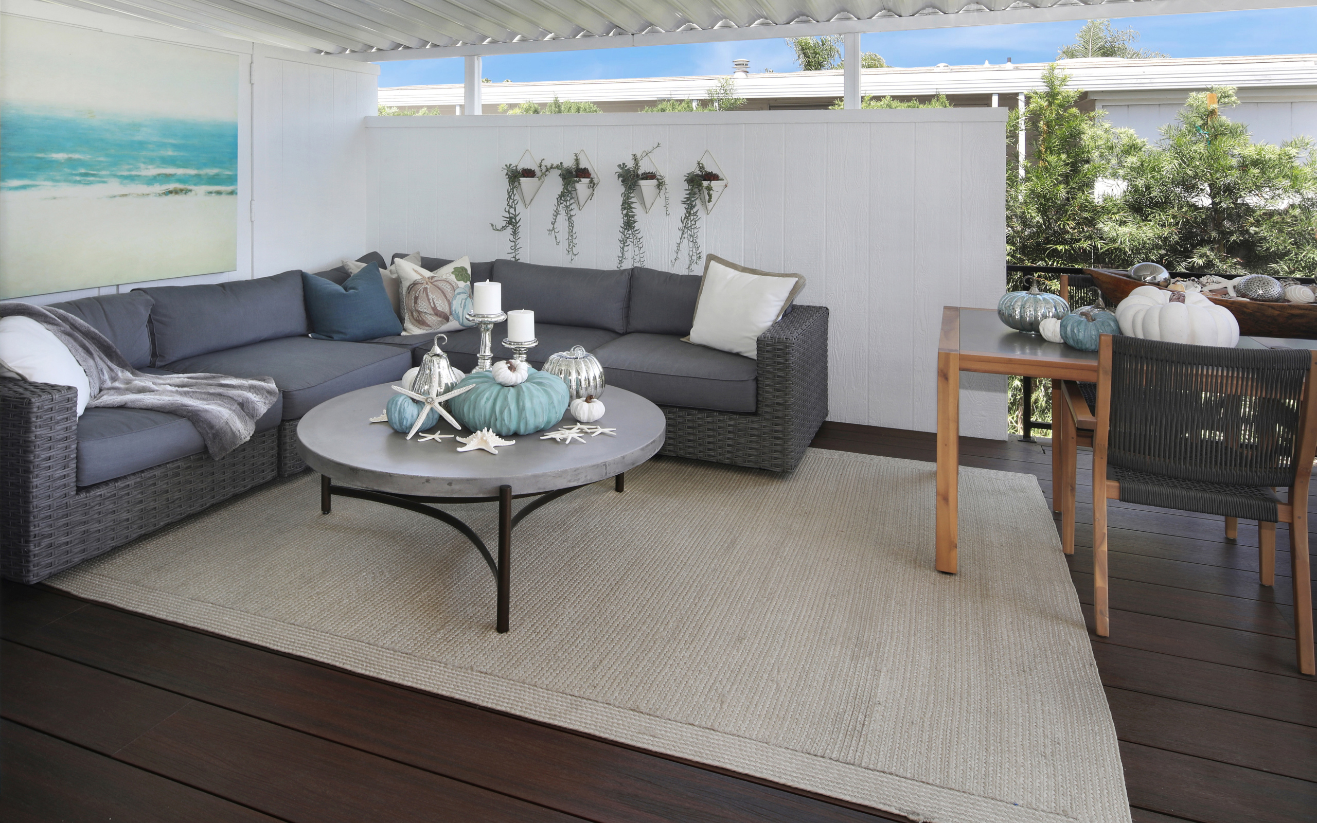 Гостиная комната с большим серым диваном