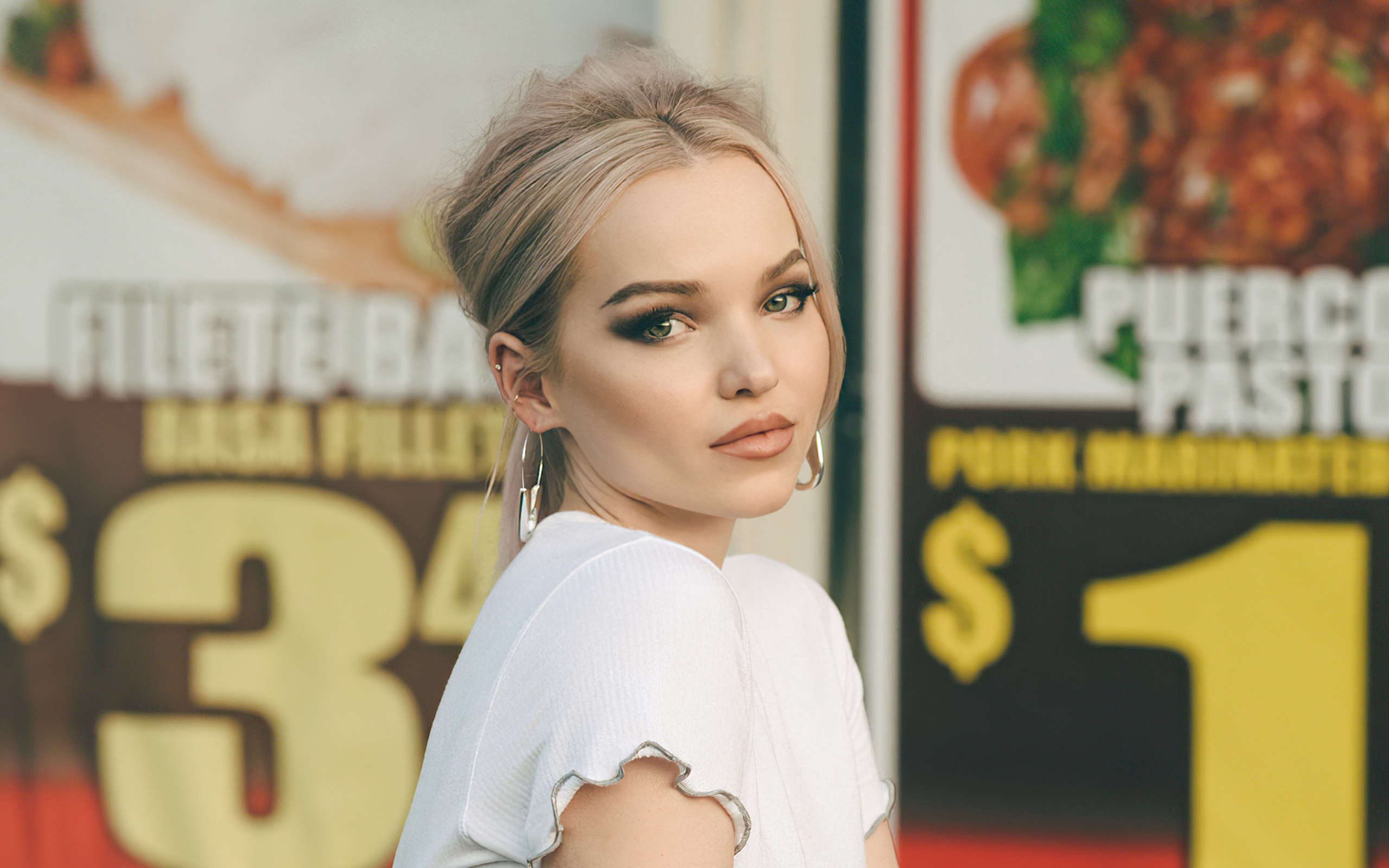 Милая девушка  блондинка, актриса Дав Кэмерон