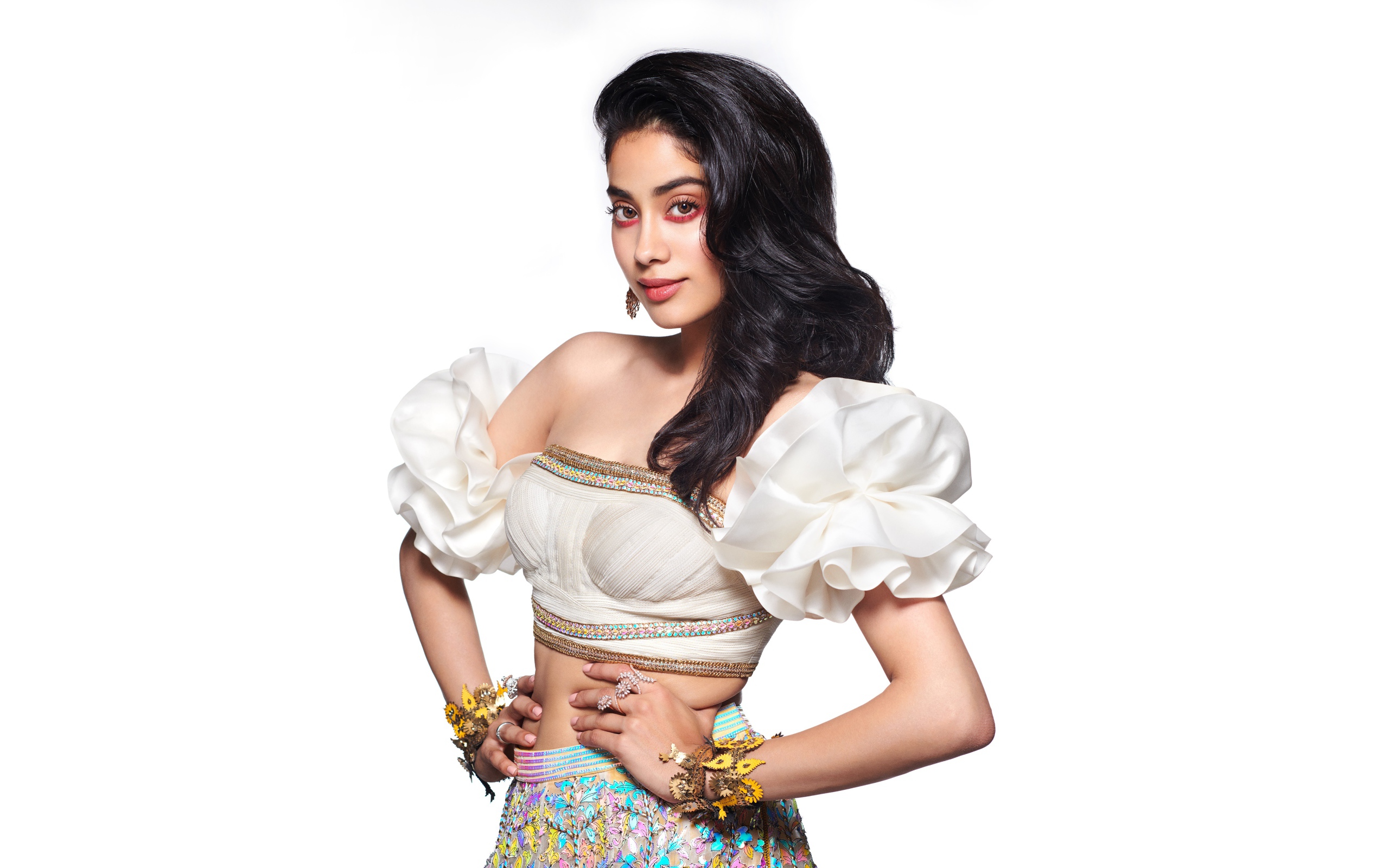 Милая девушка, актриса болливуда Джанви Капур на белом фоне