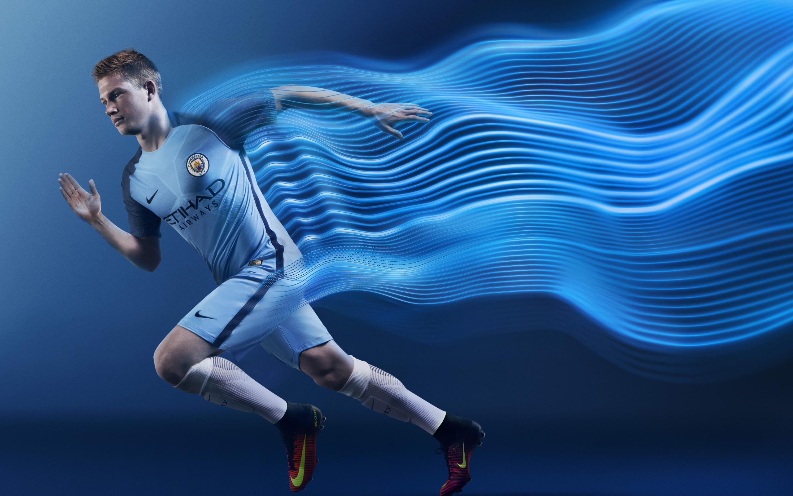 Мужчина футболист оставляет за собой неоновый след 