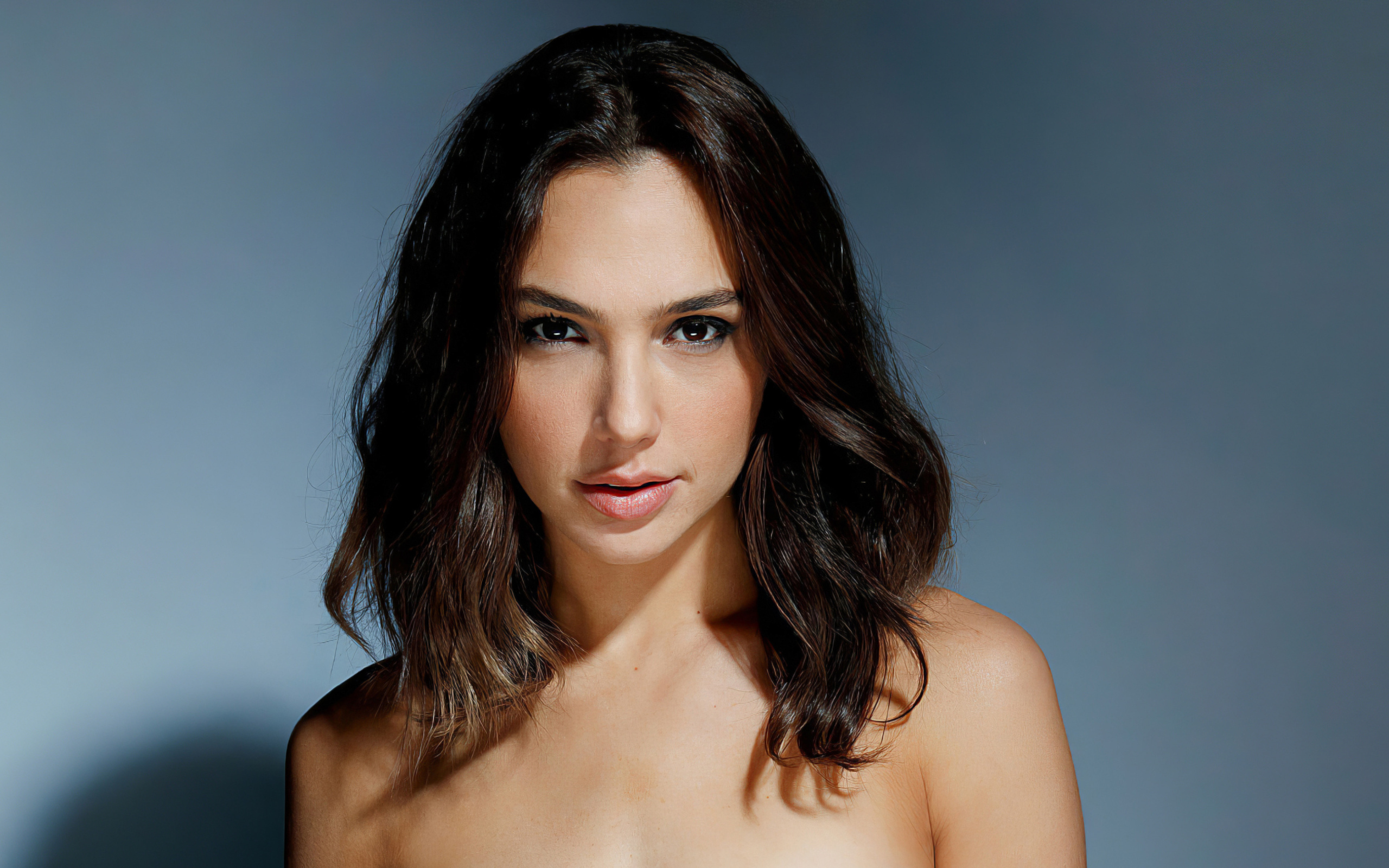 Милая женщина, актриса Галь Гадот на сером фоне 