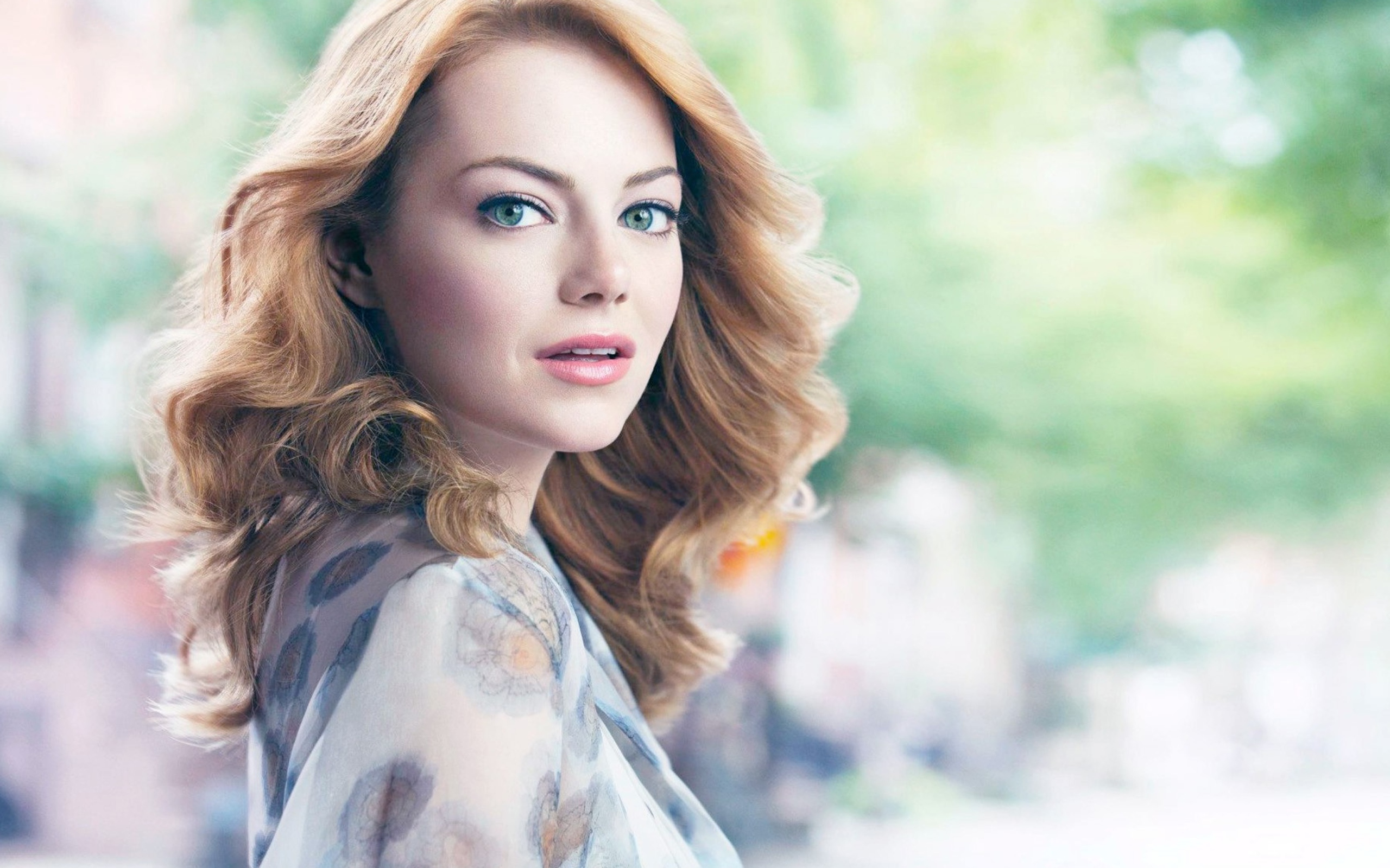 Рыжеволосая зеленоглазая девушка, актриса Эмма Стоун