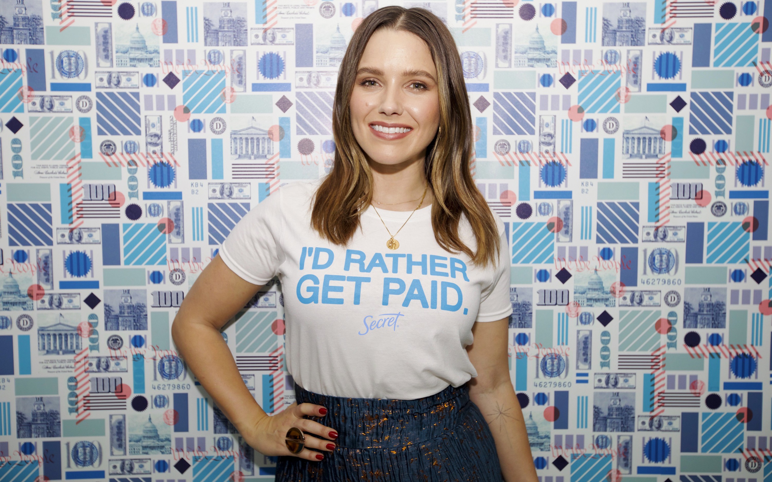 Улыбающаяся актриса София Буш у стены