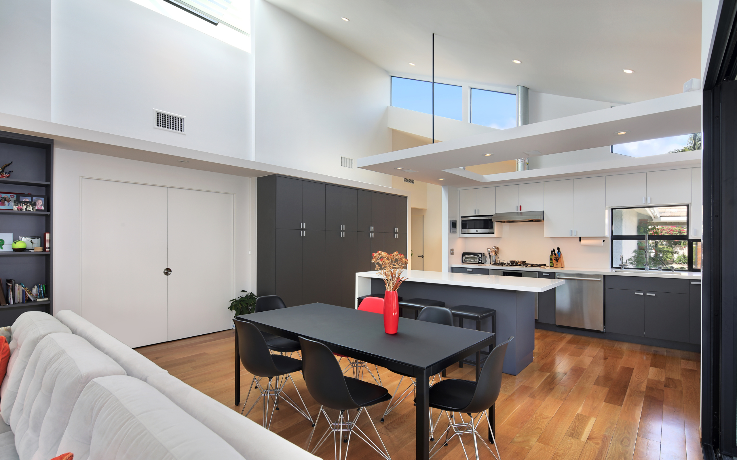 Просторная кухня в серо-белых тонах 