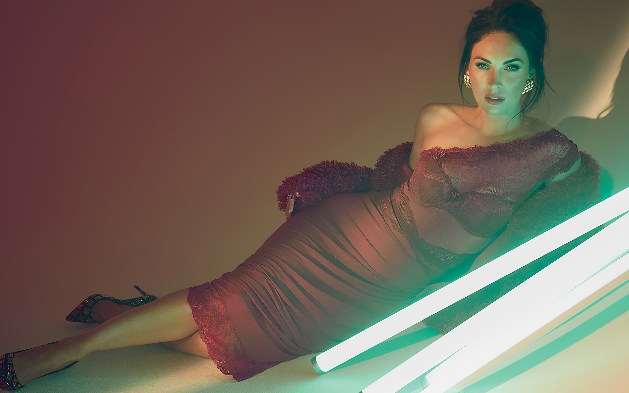 Эффектная актриса Меган Фокс  в красном платье